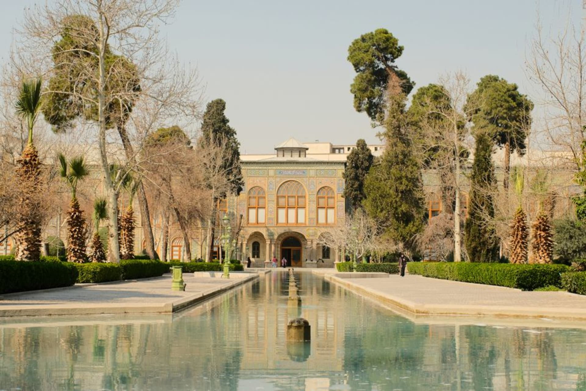 La fachada modernista del Palacio de Niavaran rodeada de jardines cuidados y altos pinos en el norte de Teherán