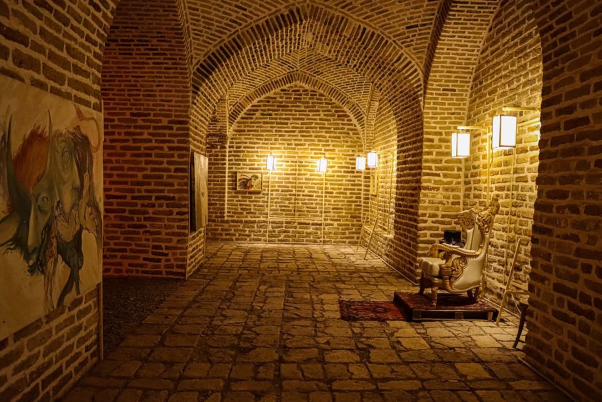 Los muros circulares de adobe y las torres de esquina del caravasar de Zeinodín, en pie solo en el desierto plano al atardecer