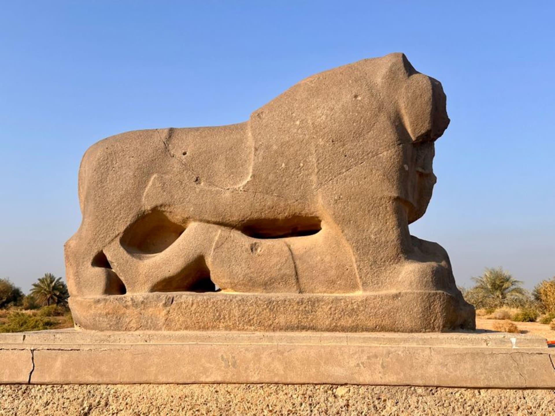 Columnas de piedra dorada y fachadas de templos arqueados de Hatra elevándose en el desierto iraquí