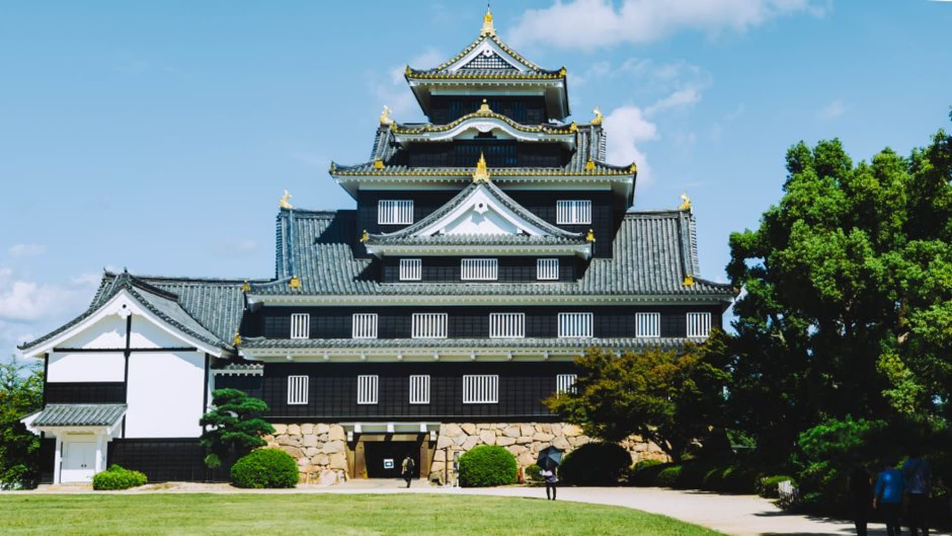 Bitchū Matsuyama Castle keep rising above a sea of morning cloud on a wooded ridge