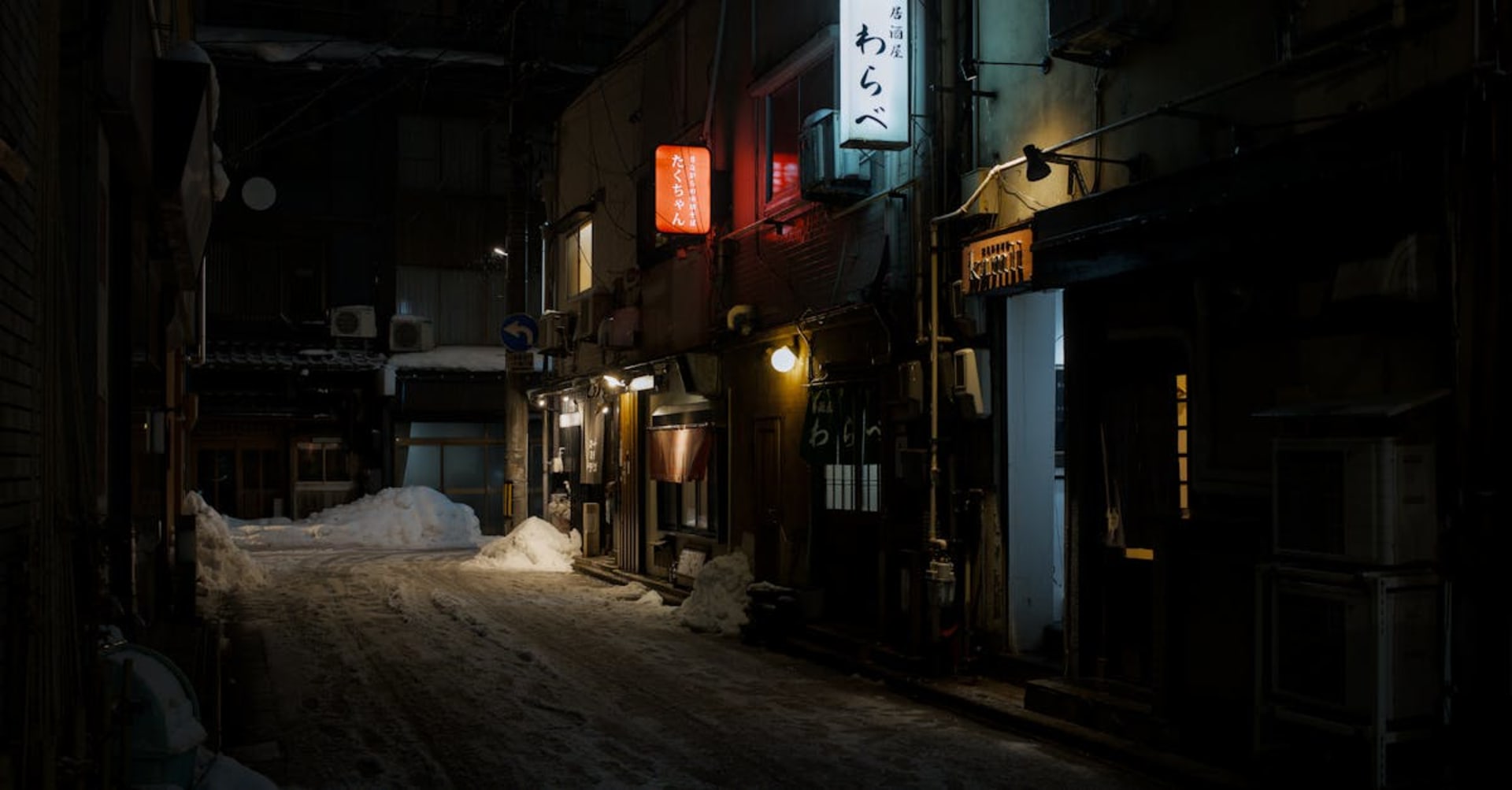 Kenroku-en garden in Kanazawa with snow on pine branches