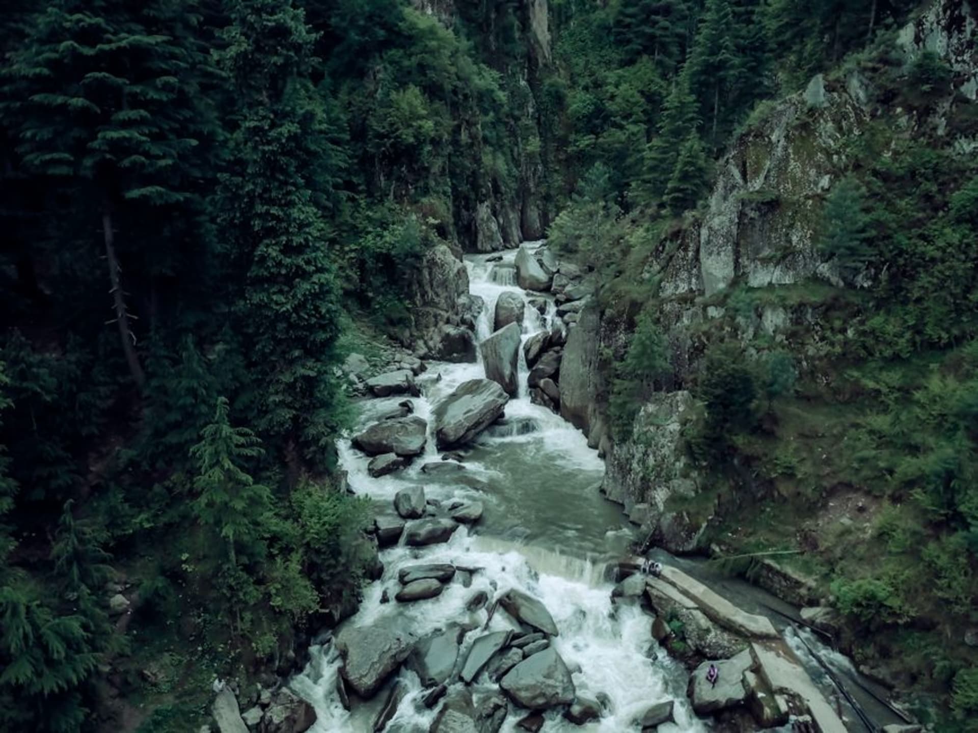 El río Veshaw cayendo por la cascada de Aharbal a través de un estrecho desfiladero boscoso