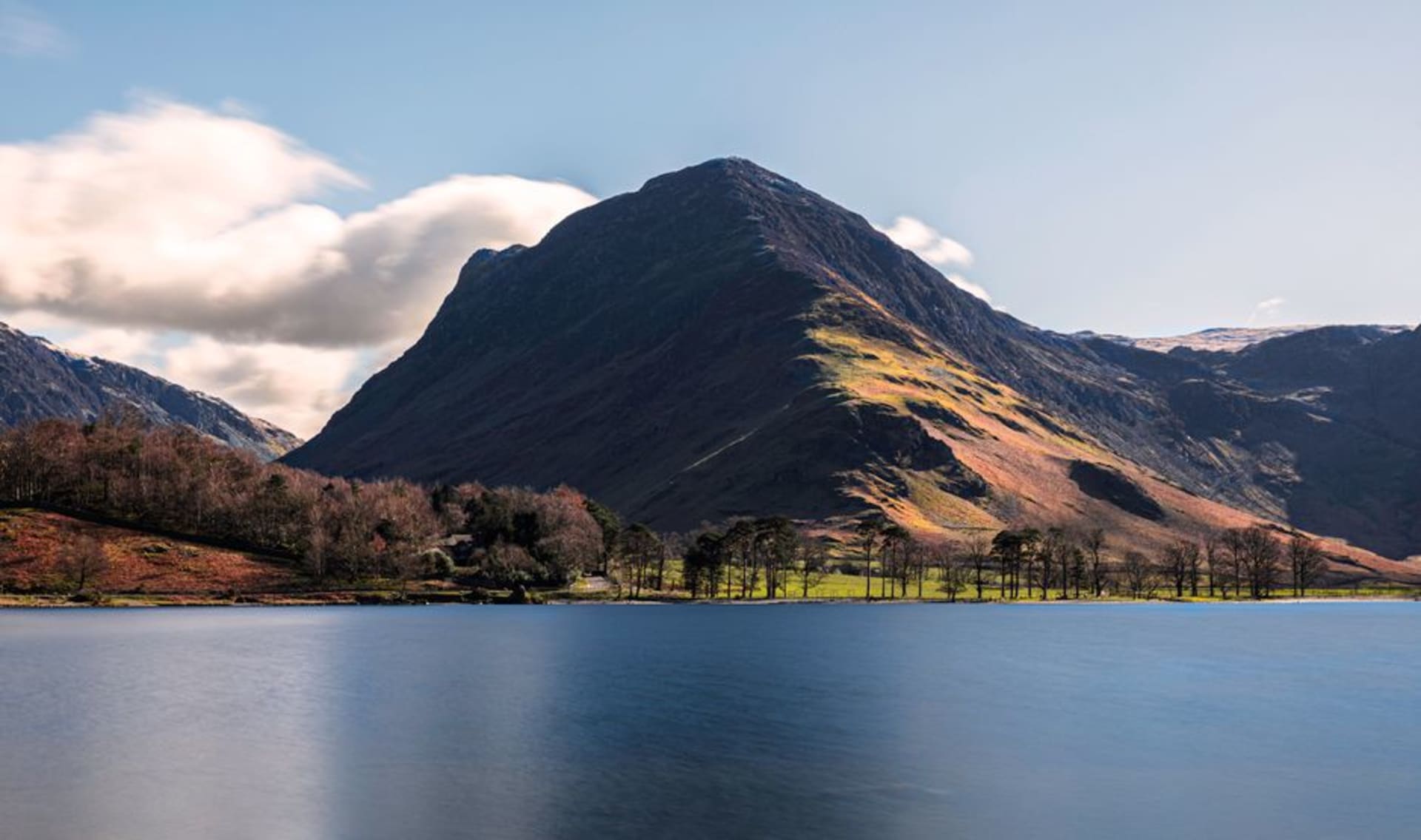 Le lac Buttermere avec le Fleetwith Pike et les collines de Buttermere reflétés dans une eau immobile
