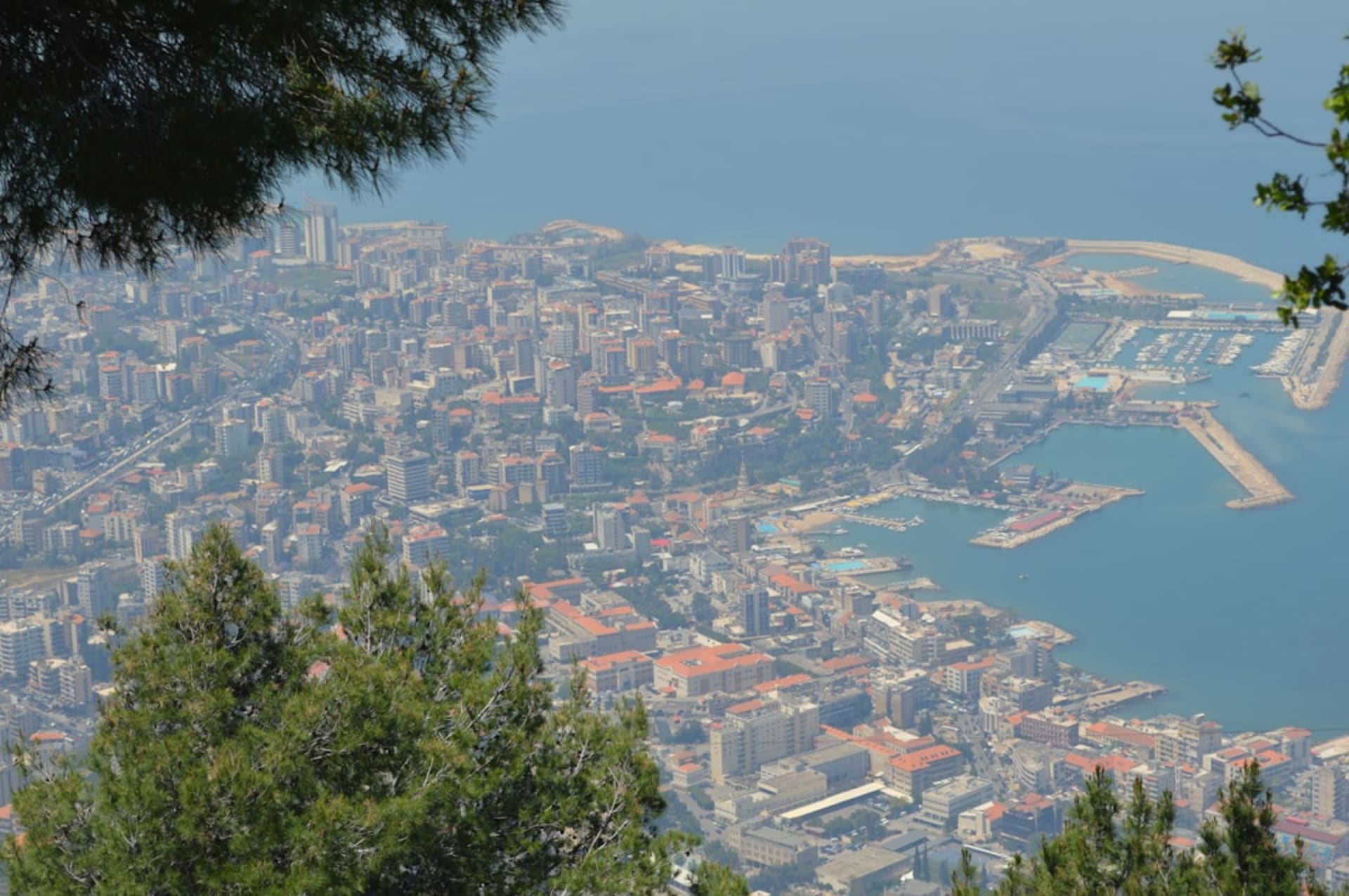 La bahía de Jounieh al atardecer con el teleférico subiendo hacia el santuario de Harissa en la colina