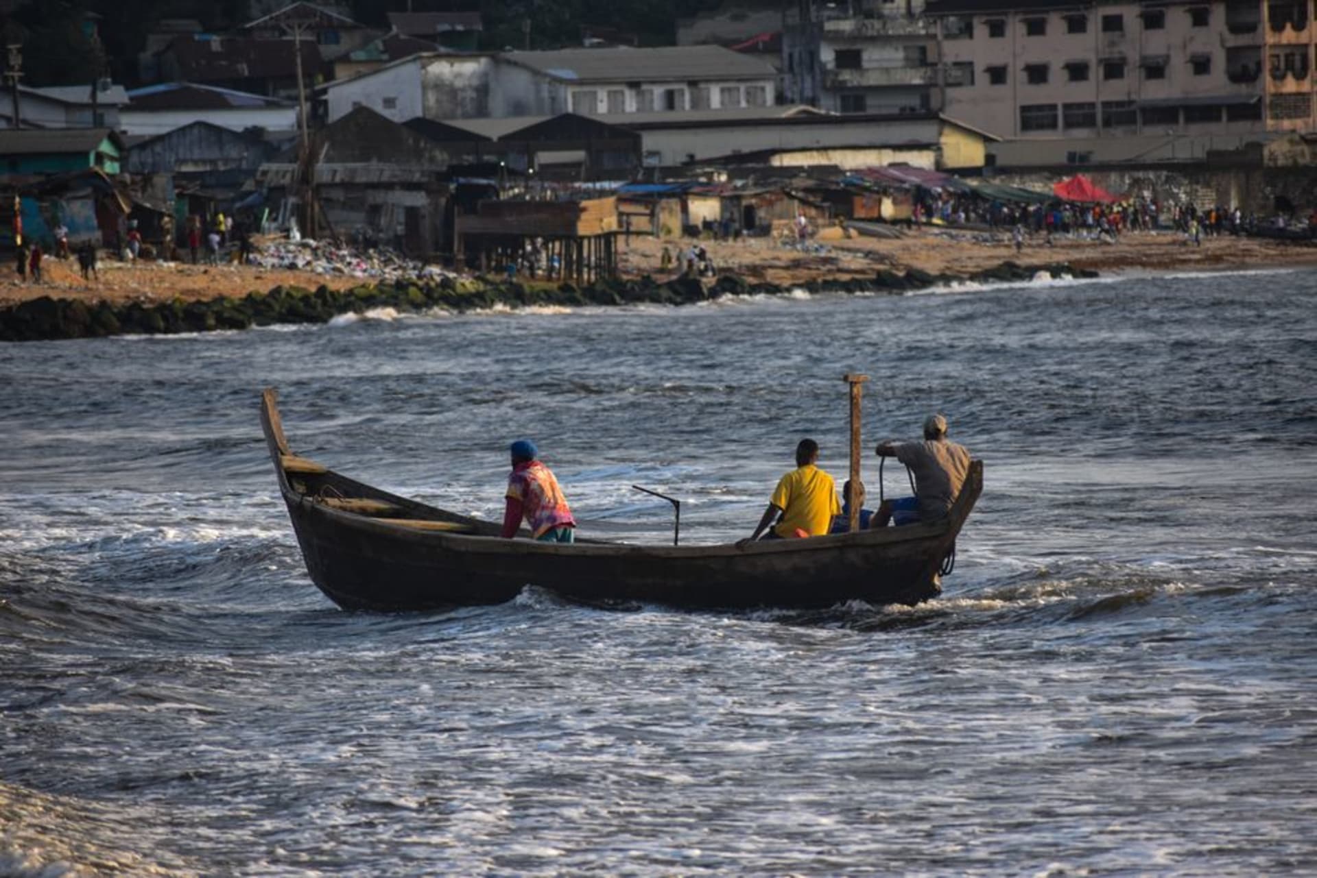 Las orillas boscosas de la Isla Providence emergiendo del río Mesurado en el centro de Monrovia