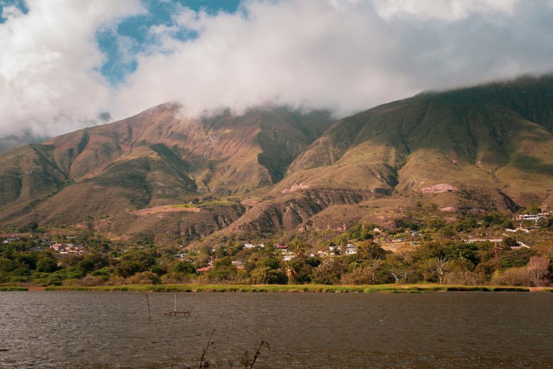 Amplios humedales del Parque Nacional Aguaro-Guariquito a la hora dorada