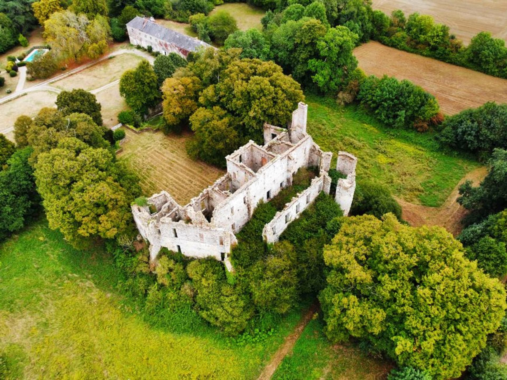 Las torres en ruinas del castillo de Larochette elevándose sobre los tejados del pueblo