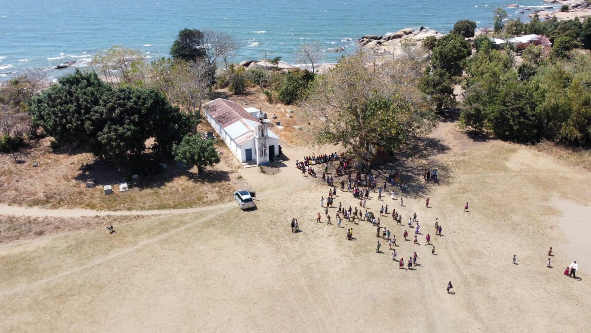 L'église en pierre de la mission de Livingstonia perchée au bord de l'escarpement, le lac Malawi scintillant dans la vallée loin en dessous