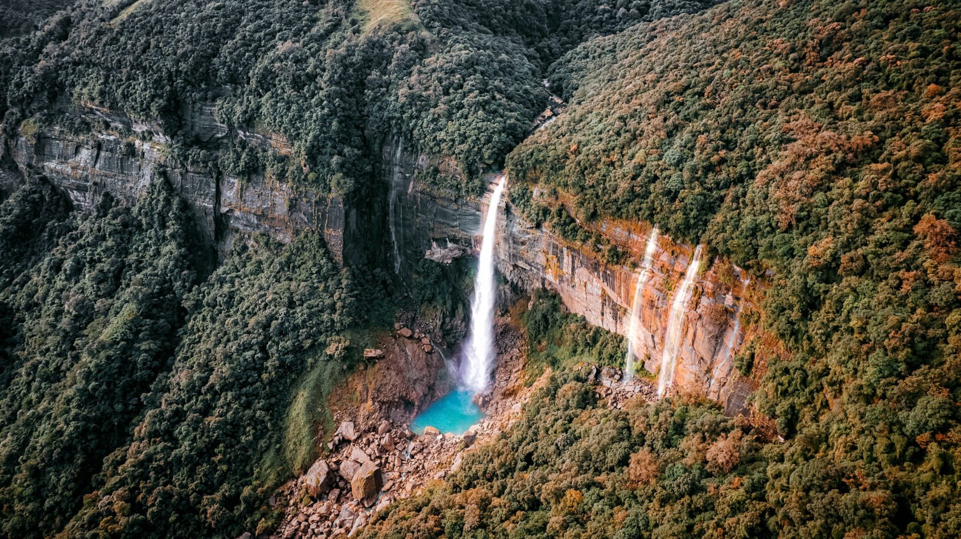El puente de raíces vivas de dos pisos en Nongriat, dos niveles de raíces de higuera entrelazadas cruzando un río claro y torrencial en densa jungla