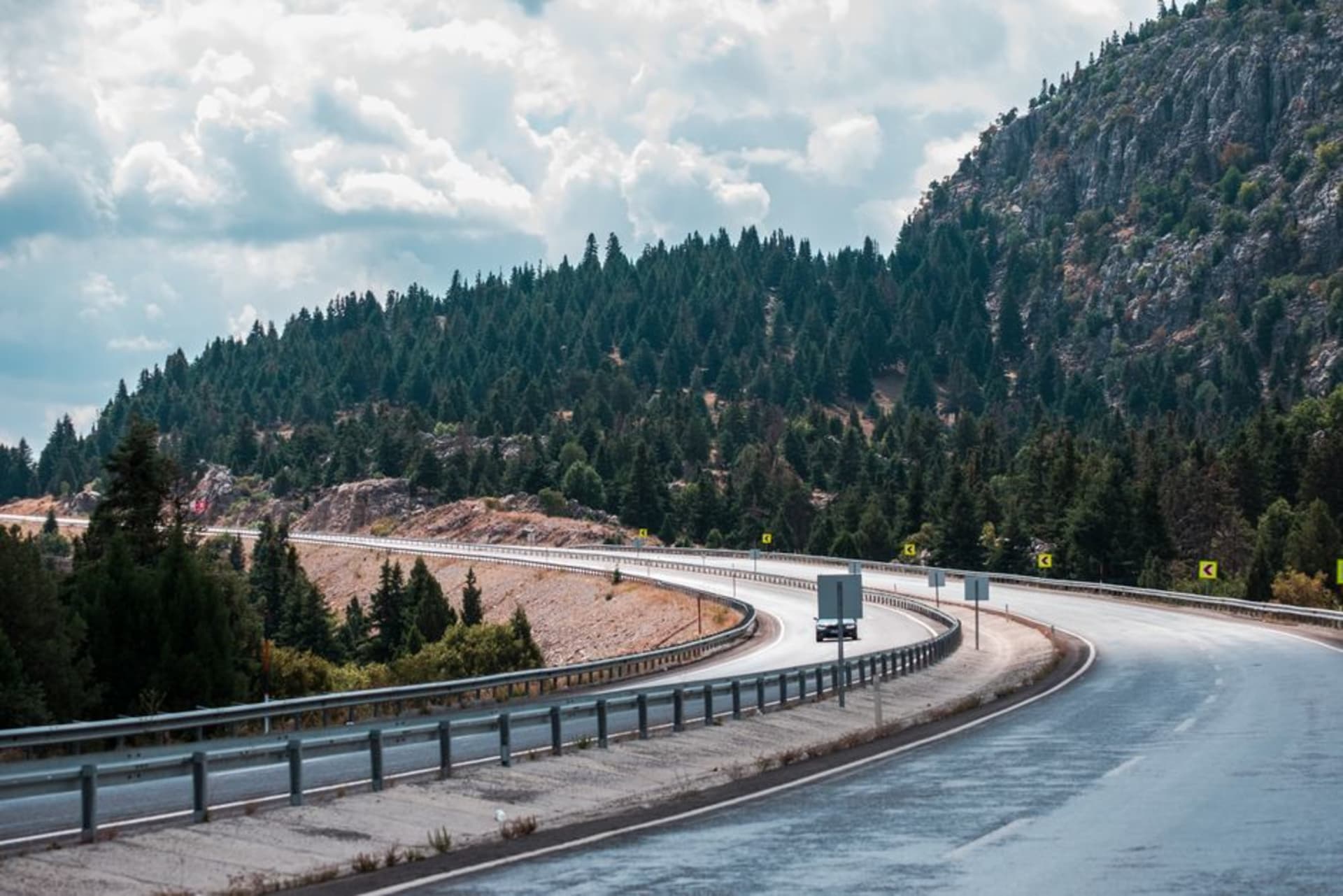 Pine forests lining the Mil Cumbres highway west of Ciudad Hidalgo on a clear morning, ridgelines layering into the distance