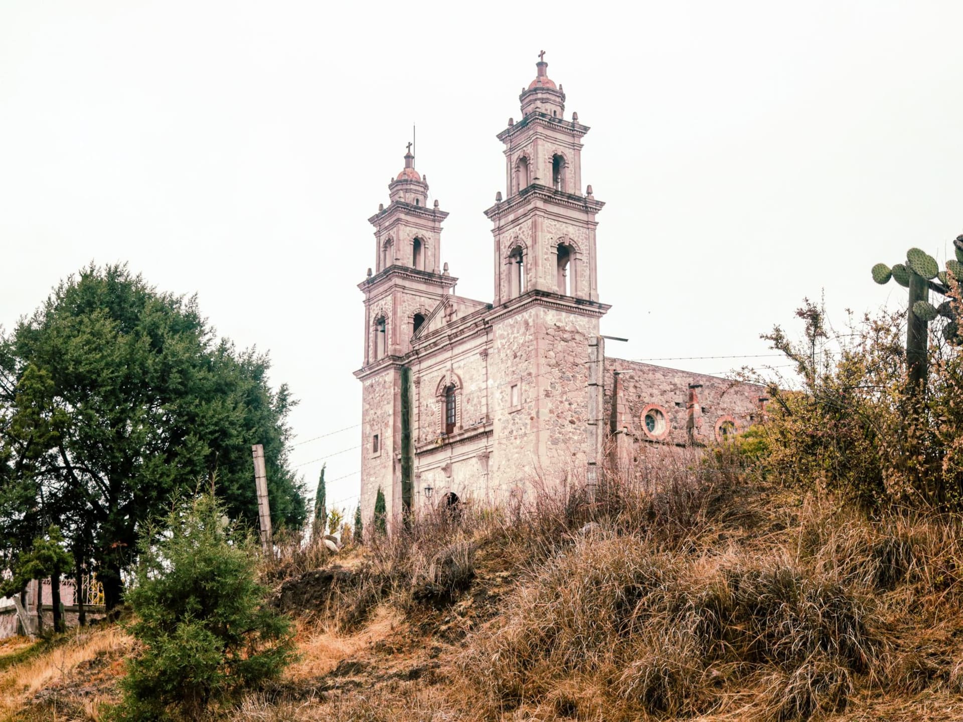 The wide central avenue of Fresnillo with the Parroquia de Nuestra Señora de las Mercedes colonial church at the far end, midday light on the stone facade