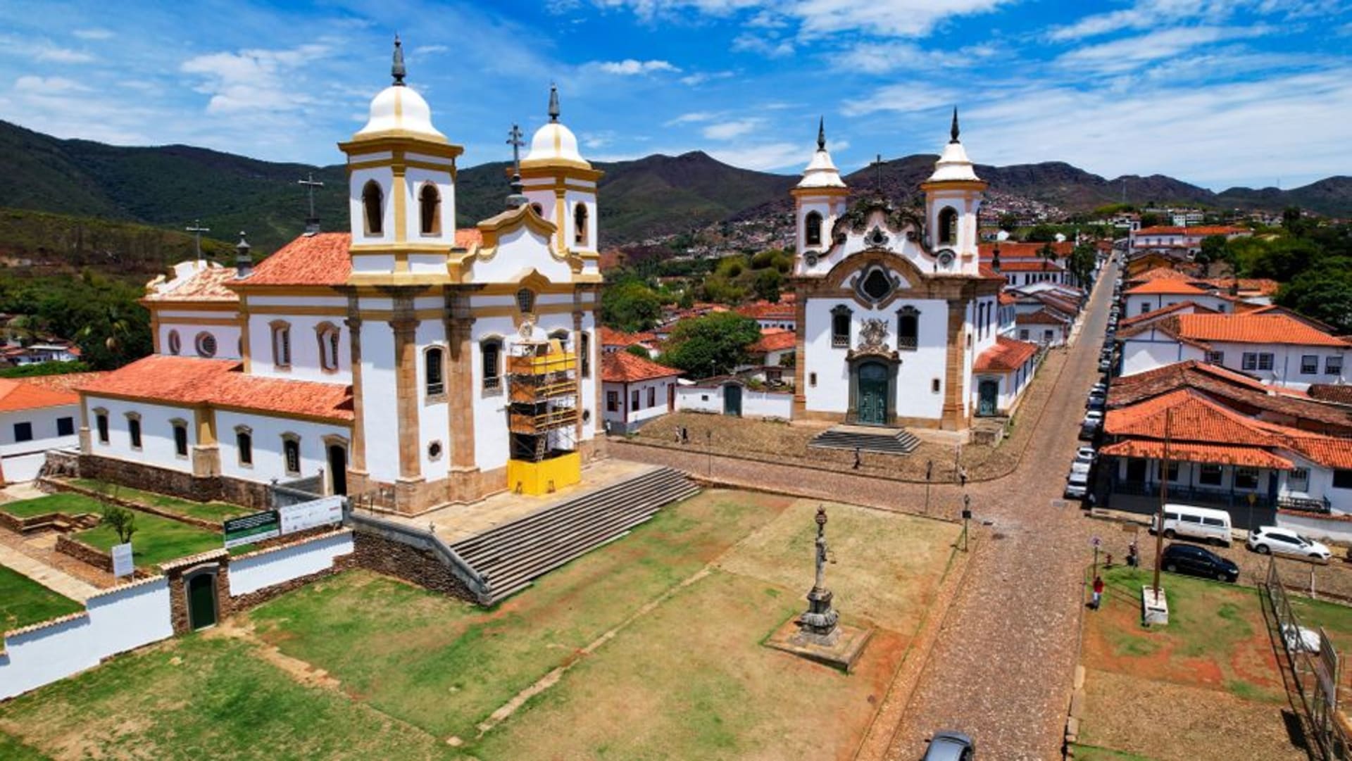 Fachadas barrocas y tejados coloniales en el centro histórico de Mariana a la hora dorada