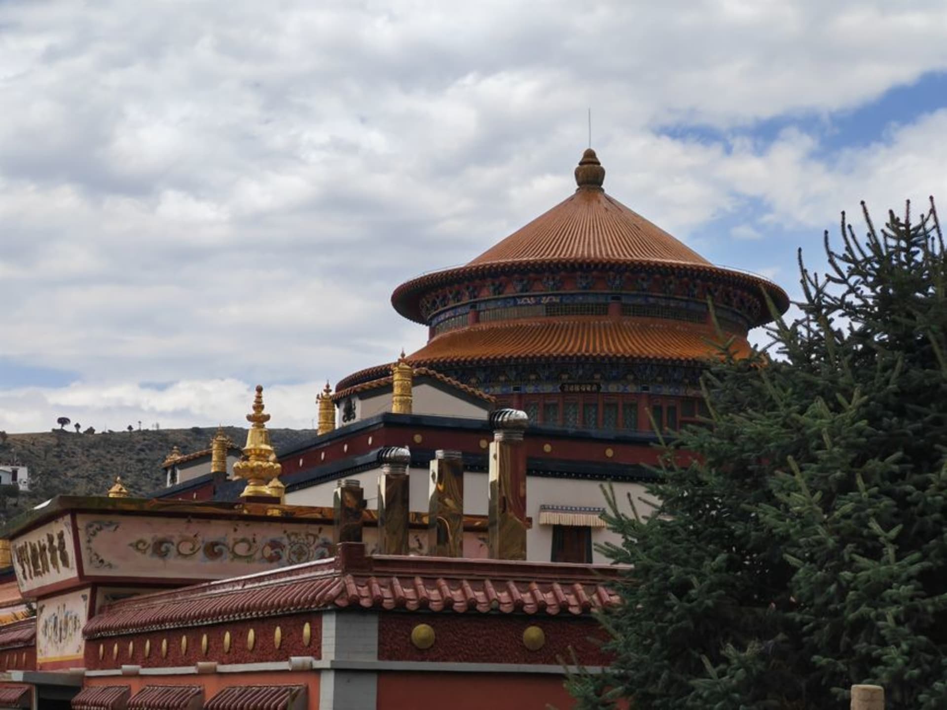 Toits de style chinois du monastère d'Amarbayasgalant dans une vallée boisée du nord de la Mongolie
