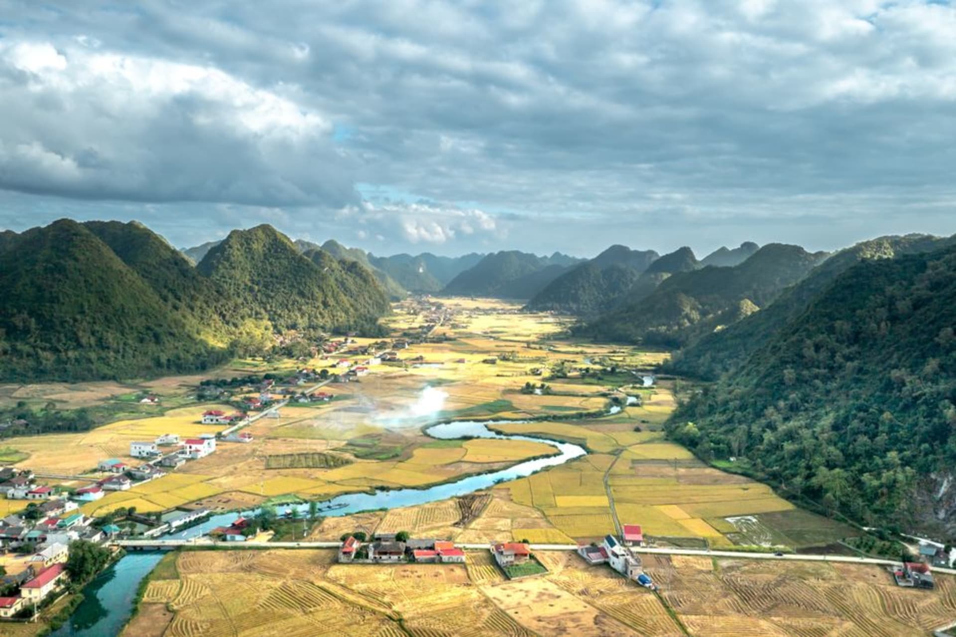 El río Selenge serpenteando por tierras de cultivo verdes cerca del pueblo de Sükhbaatar en la frontera Mongolia-Rusia