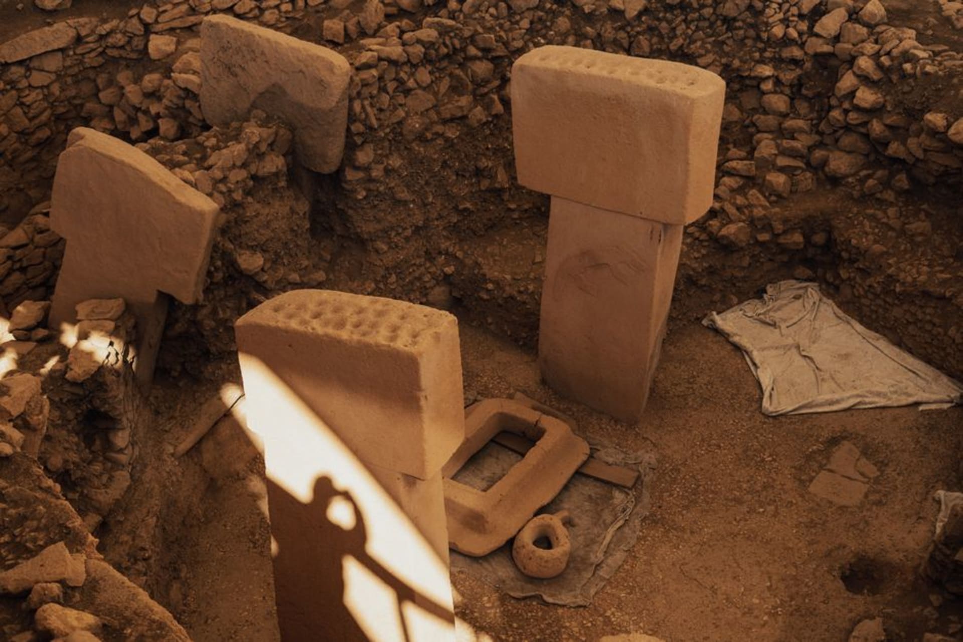 Los cimientos circulares y bajos de piedra de la antigua aldea neolítica de Beidha entre formaciones rocosas de arenisca cerca de la Pequeña Petra