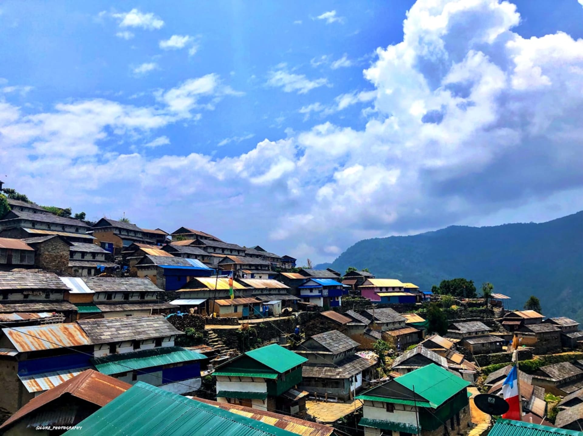 Casas tradicionales gurung de Ghale Gaun con una amplia vista panorámica de las cordilleras del Manaslu y el Annapurna desde la cresta