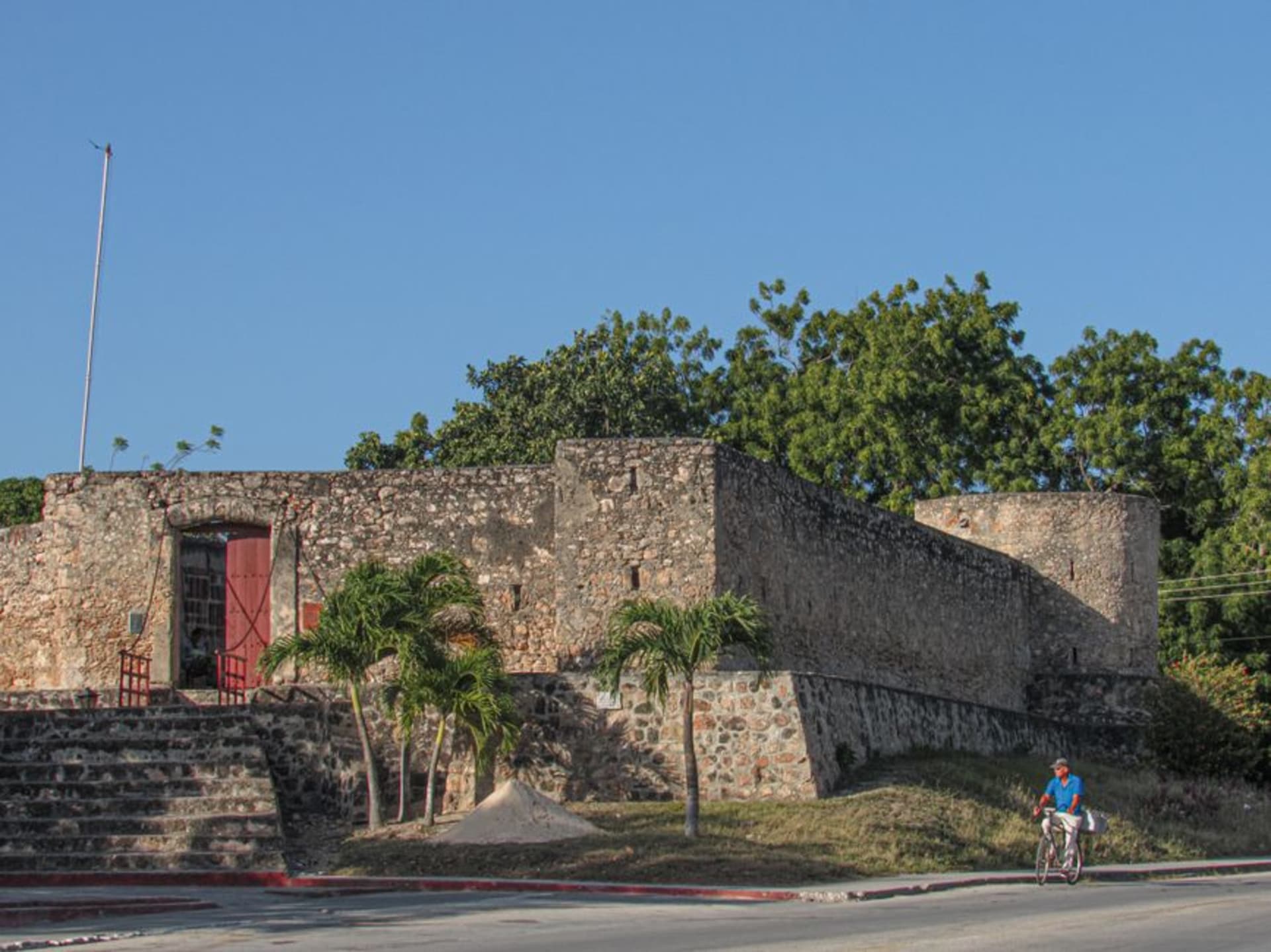 Las murallas de piedra restauradas del Fort Teremba en pie sobre praderas abiertas cerca de La Foa, Nueva Caledonia