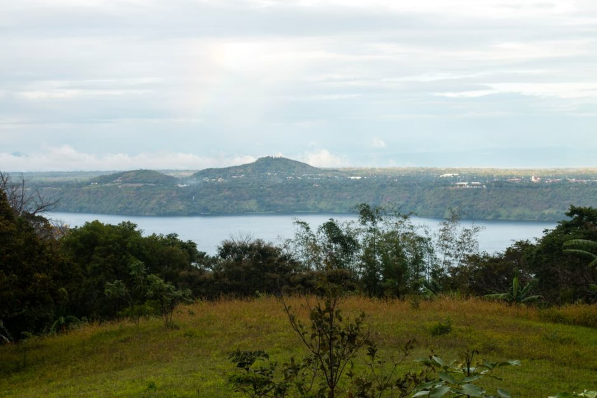El mirador de Catarina con vistas al lago de cráter turquesa de la Laguna de Apoyo