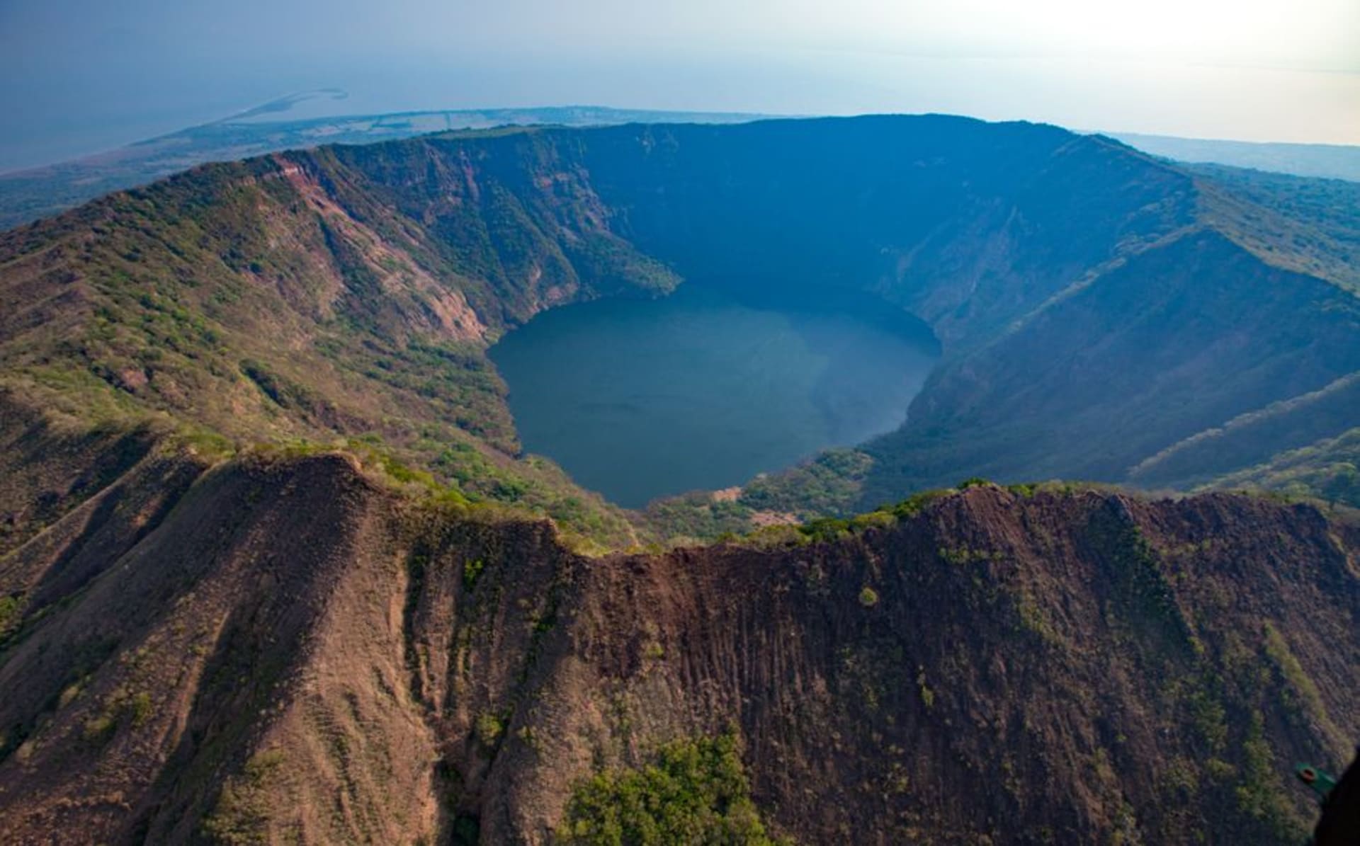 Le lac de cratère à l'intérieur du volcan Cosigüina, avec le golfe de Fonseca visible au loin