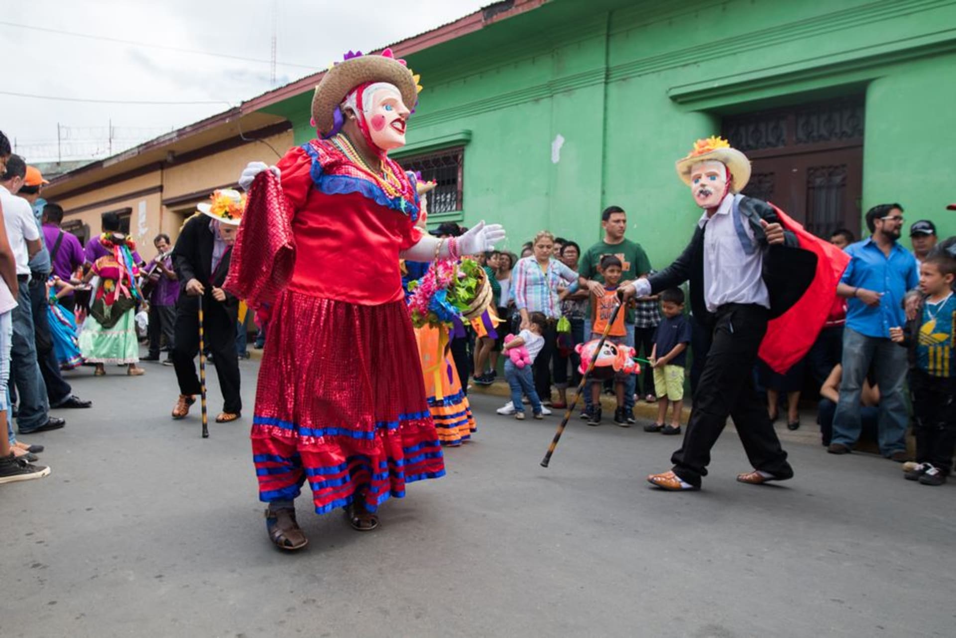 Des danseurs masqués jouant El Güegüense dans les rues de Diriamba