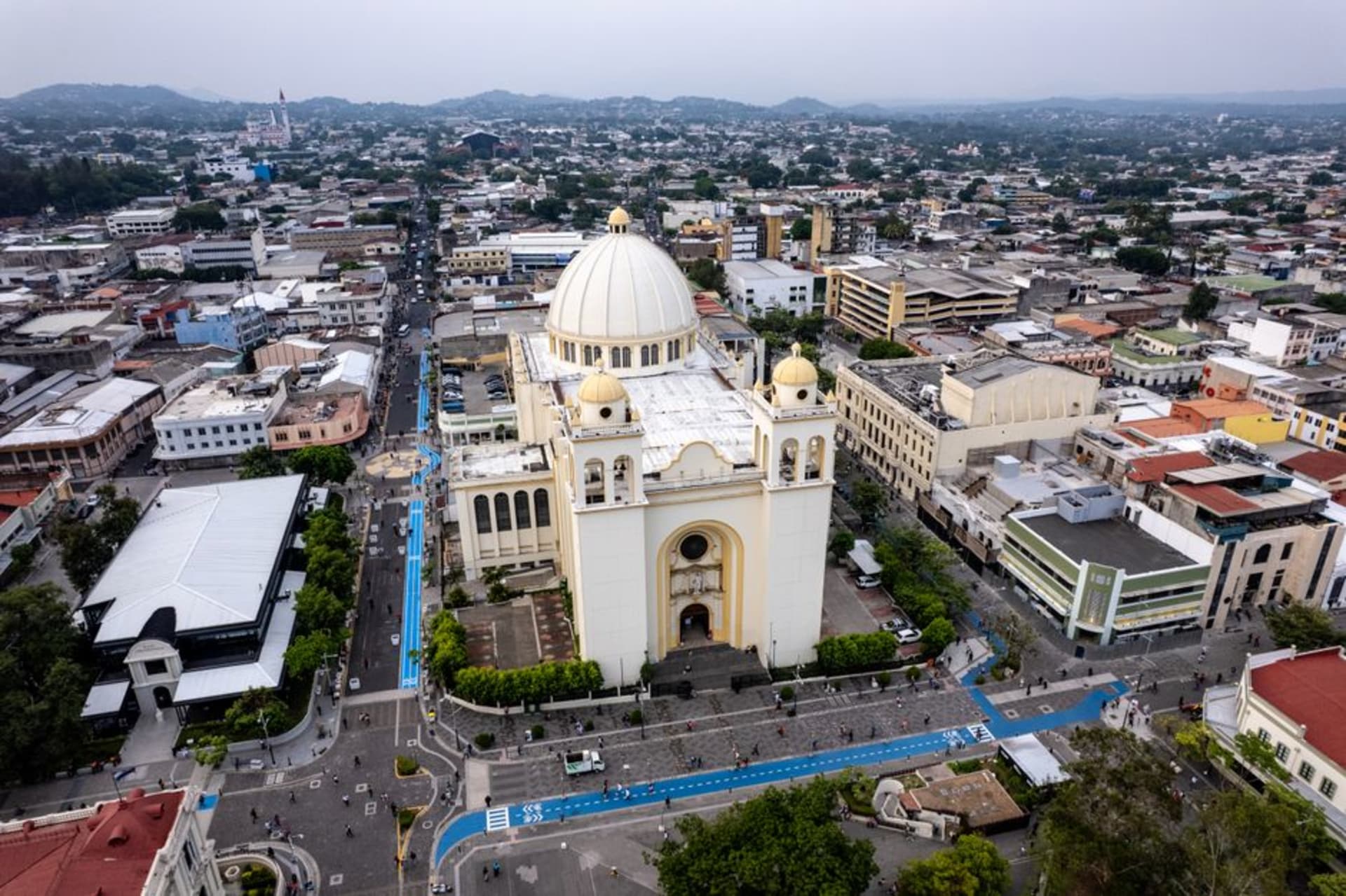 La catedral colonial de Jinotepe dominando la plaza central del pueblo
