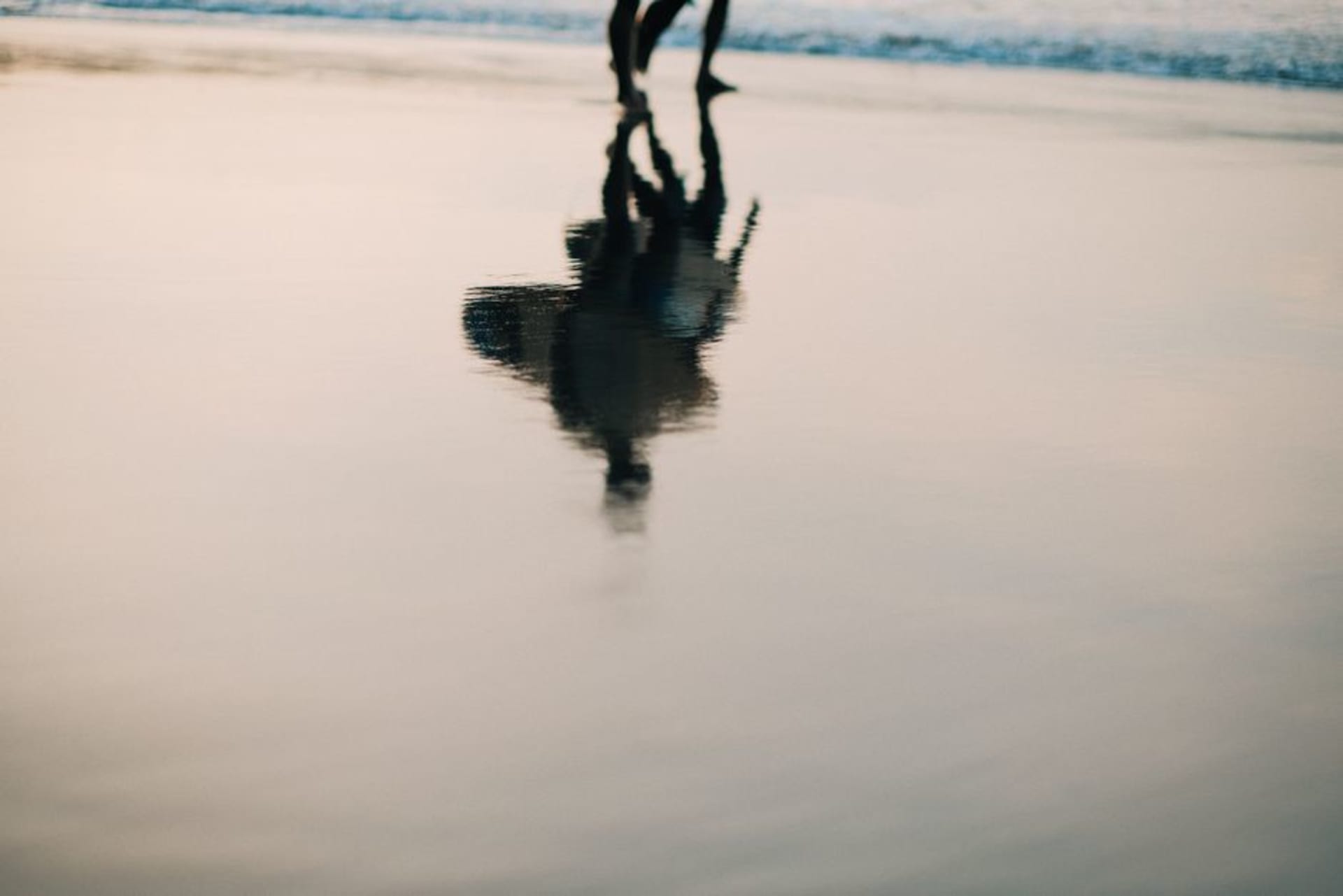 Surfistas caminando por la arena de Playa Maderas al atardecer