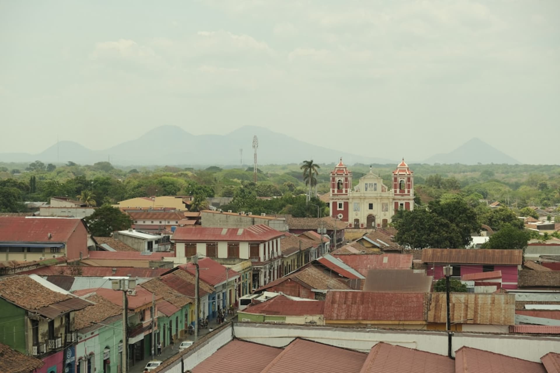 Calle del mercado y edificios de la época colonial en el centro de Rivas, Nicaragua