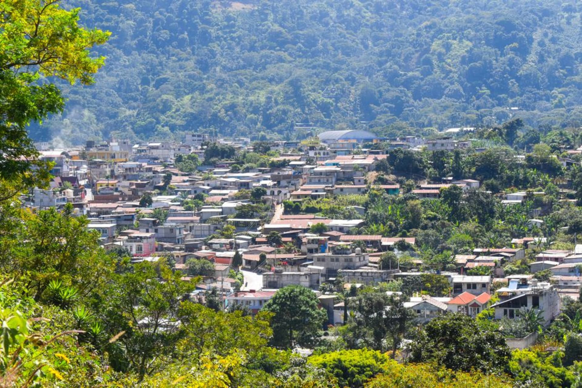 El pueblo minero de Siuna extendido sobre una colina en el interior noreste de Nicaragua al anochecer