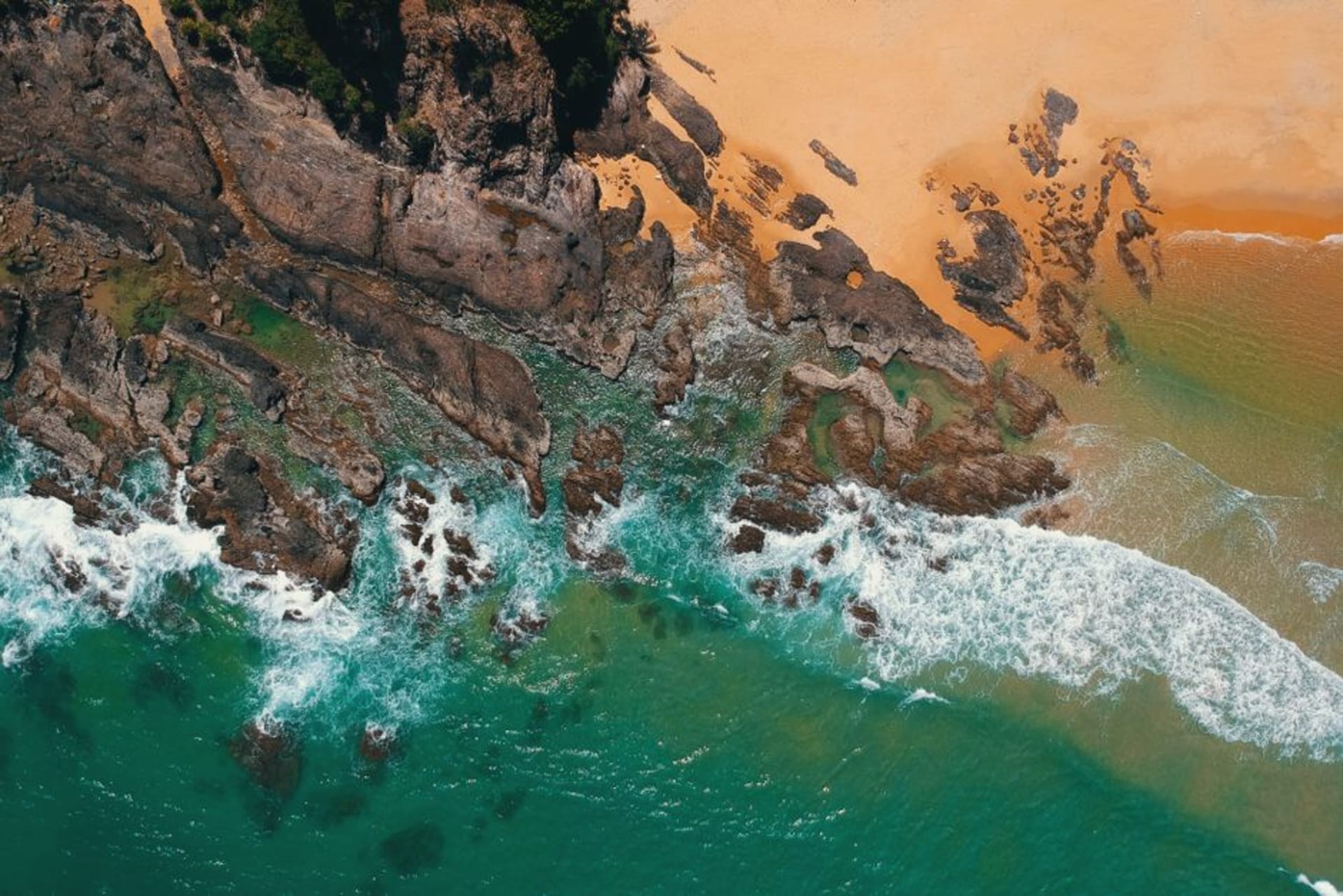 Carretera costera que serpentea entre las playas en desarrollo del municipio de Tola