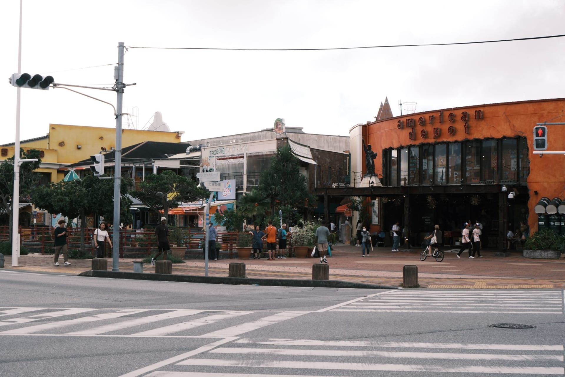La rue Kokusai-dori au crépuscule, enseignes au néon sur le boulevard piétonnier de Naha, Okinawa