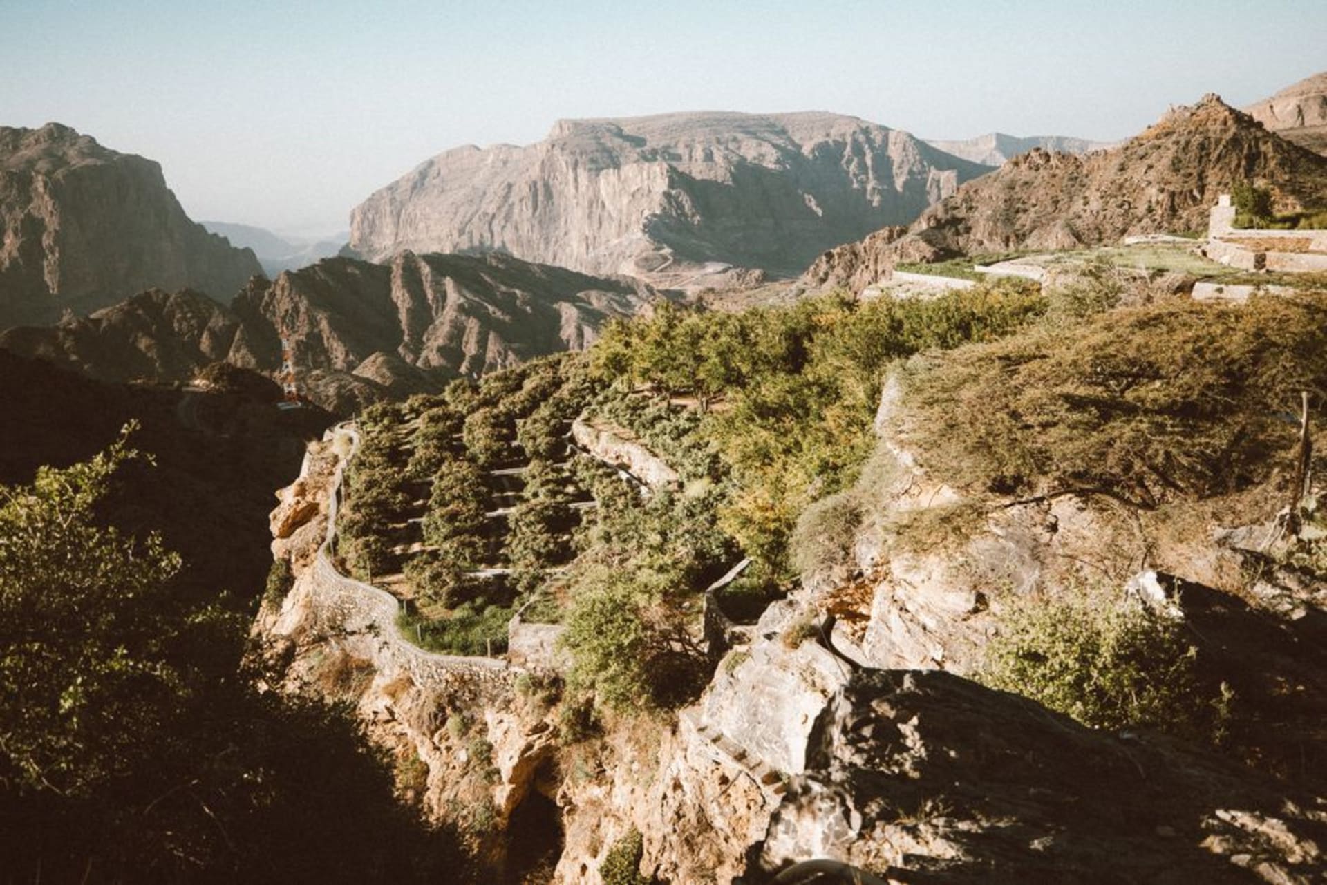 Bord de falaise spectaculaire de l'escarpement du Jebel Samhan plongeant vers le littoral de la mer d'Arabie près de Mirbat, Dhofar, Oman