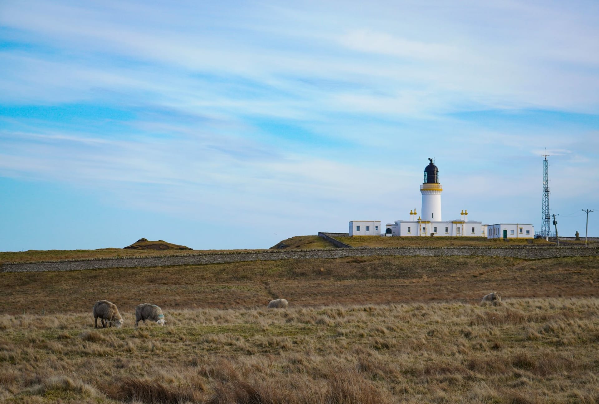 Las altas Piedras Erguidas de Stenness reflejadas en el agua quieta del Lago de Stenness al crepúsculo