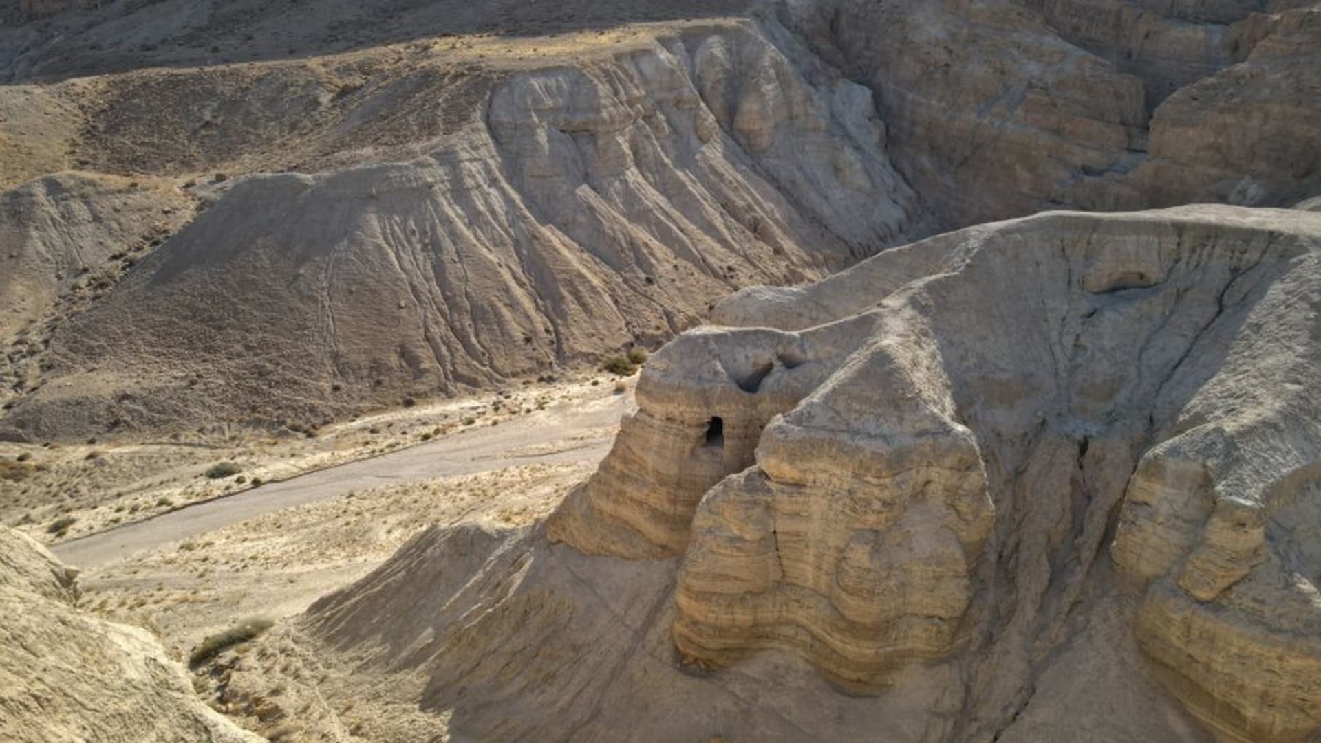 Falaises calcaires criblées de grottes au-dessus des ruines de Qumrân près de la mer Morte