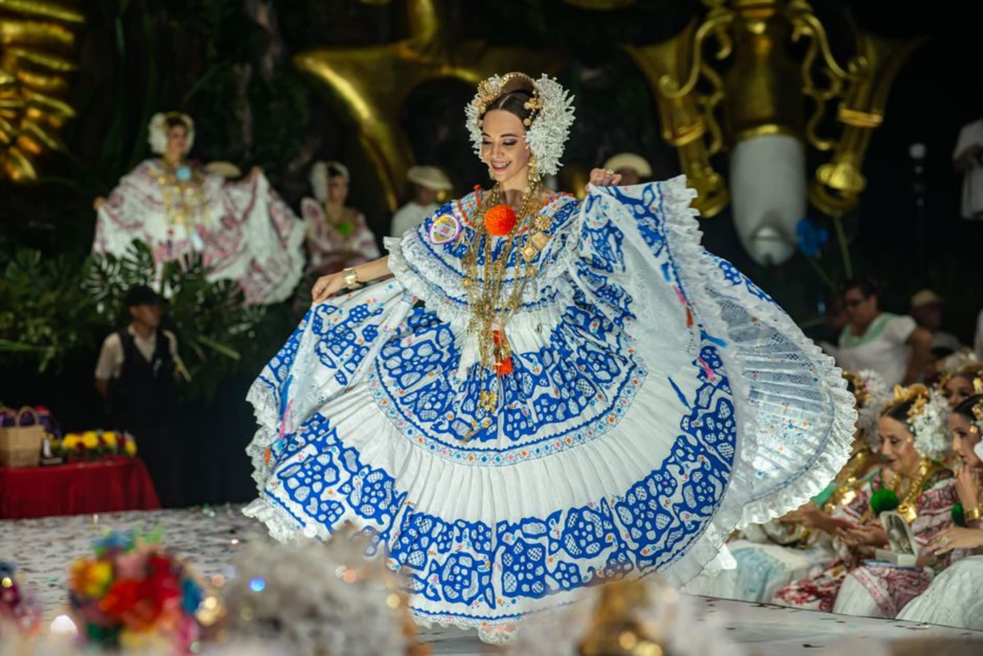 Des femmes en polleras richement brodées dansant dans la rue lors des célébrations du Carnaval à Las Tablas.