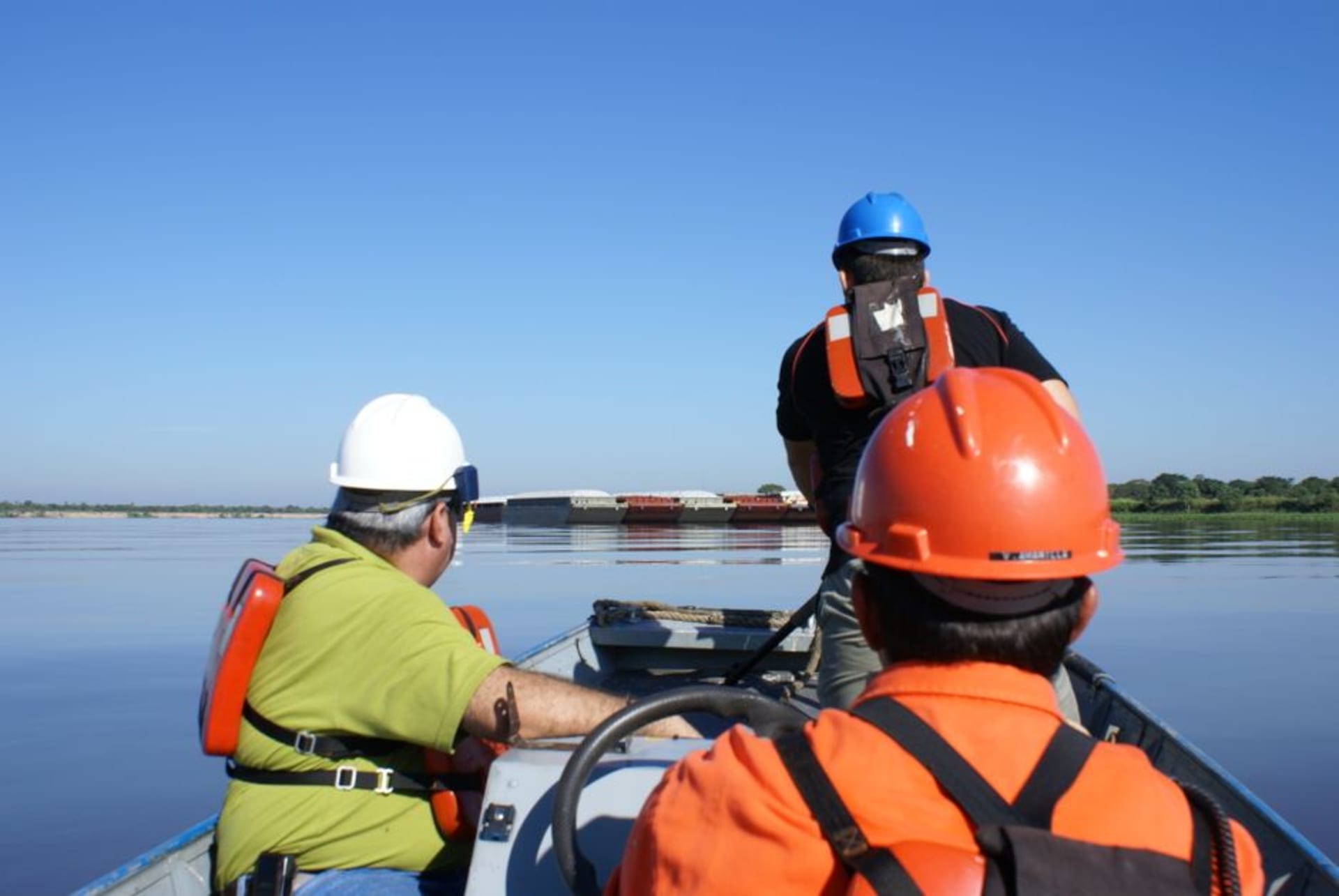 Un petit bateau fluvial amarré à l'établissement isolé de Bahía Negra sur le fleuve Paraguay, dense végétation de zone humide du Pantanal bordant les rives