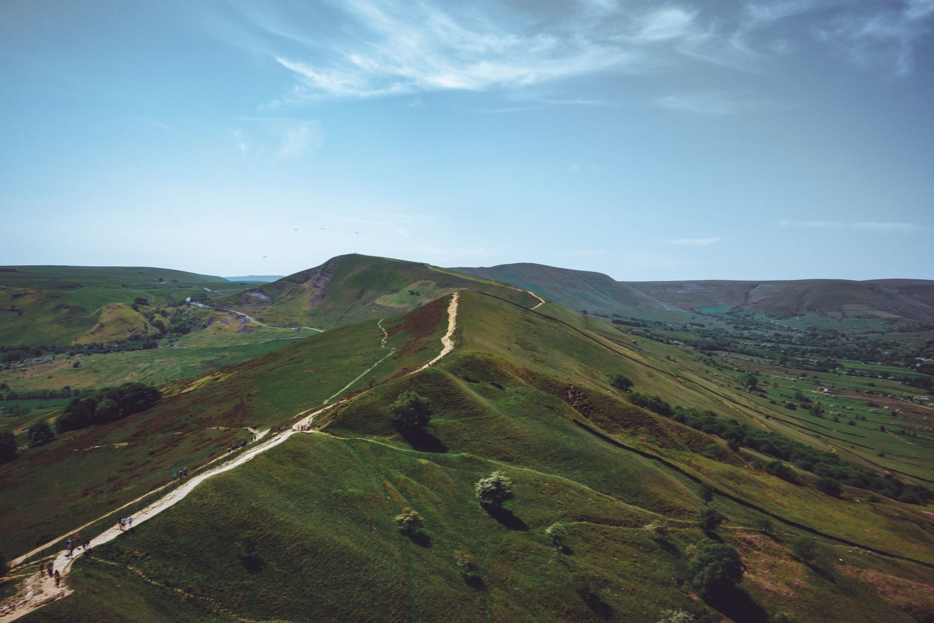 Les pierres de gué sur la rivière Dove à Dovedale avec les pinacles calcaires de Thorpe Cloud s'élevant au-dessus de la gorge à la lumière de fin d'après-midi