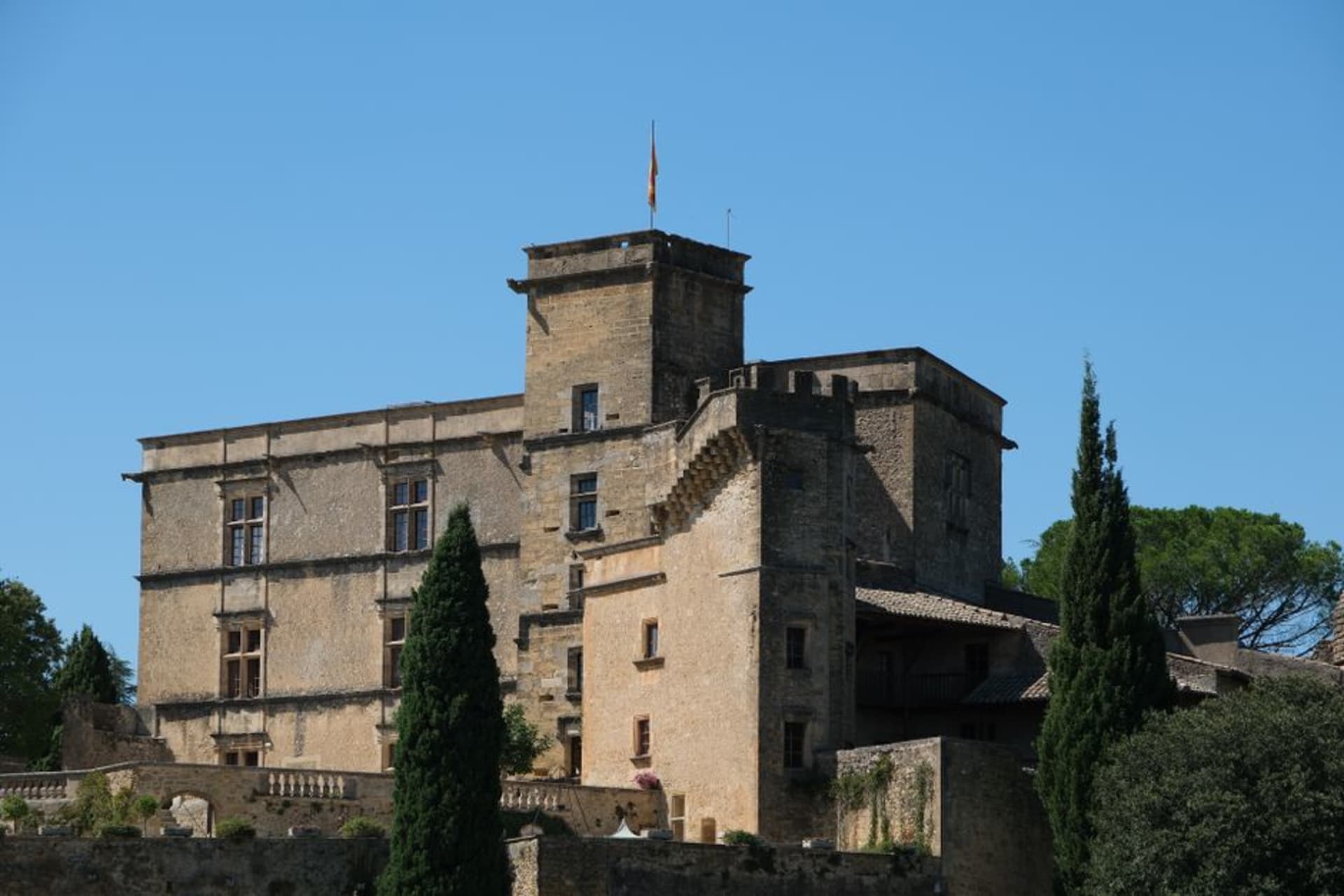 Fachadas de piedra dorada y calle estrecha en el pueblo de Lourmarin, Luberon, Provenza