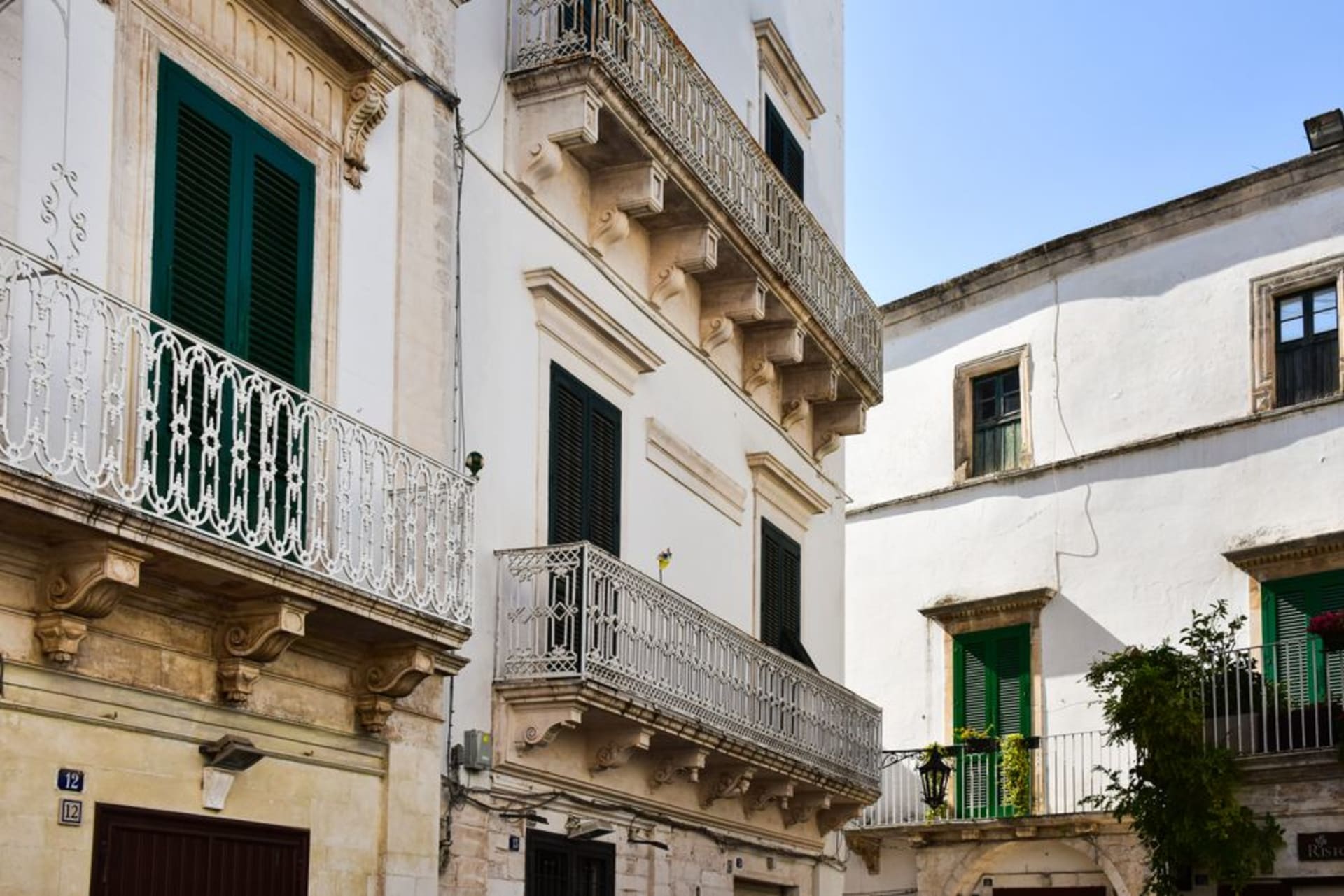 Le centre historique d'Acquaviva delle Fonti avec sa façade de cathédrale saisie par la lumière du matin