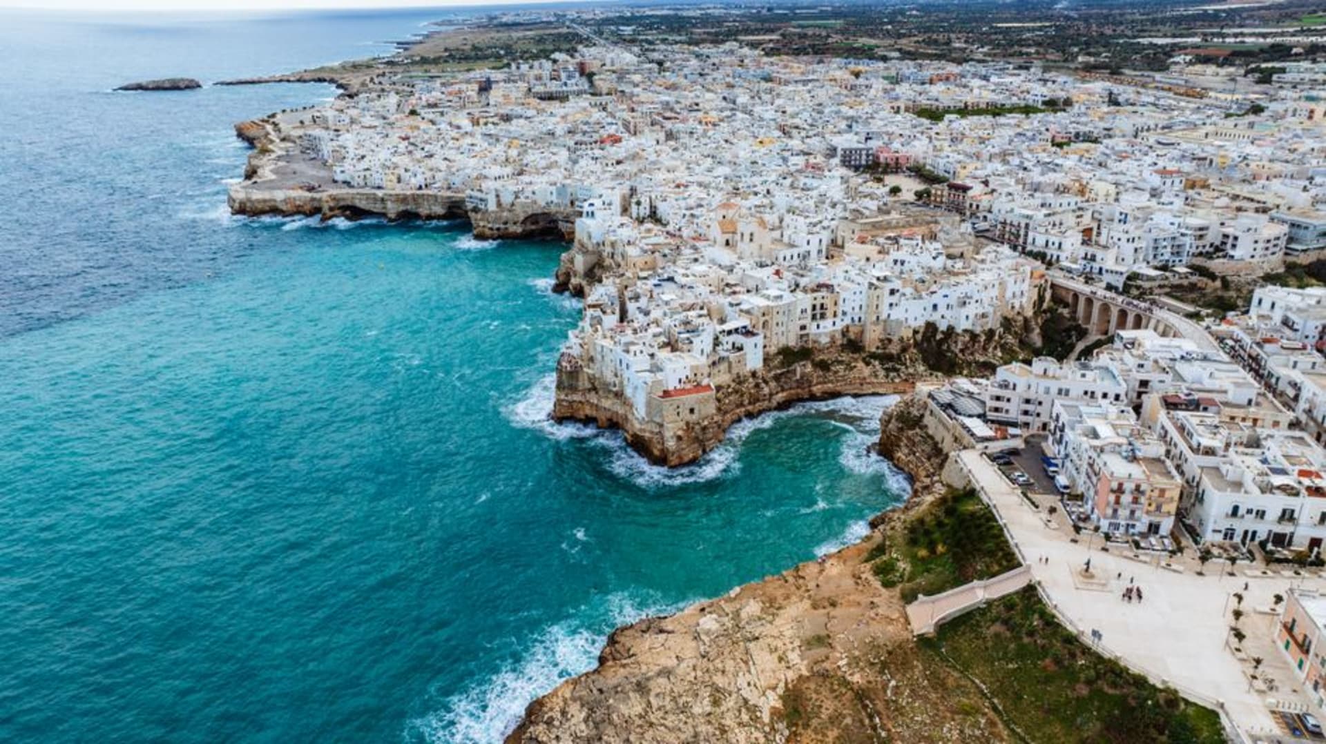 Pinos bordeando la playa de arena jónica de Campomarino di Maruggio a la hora dorada