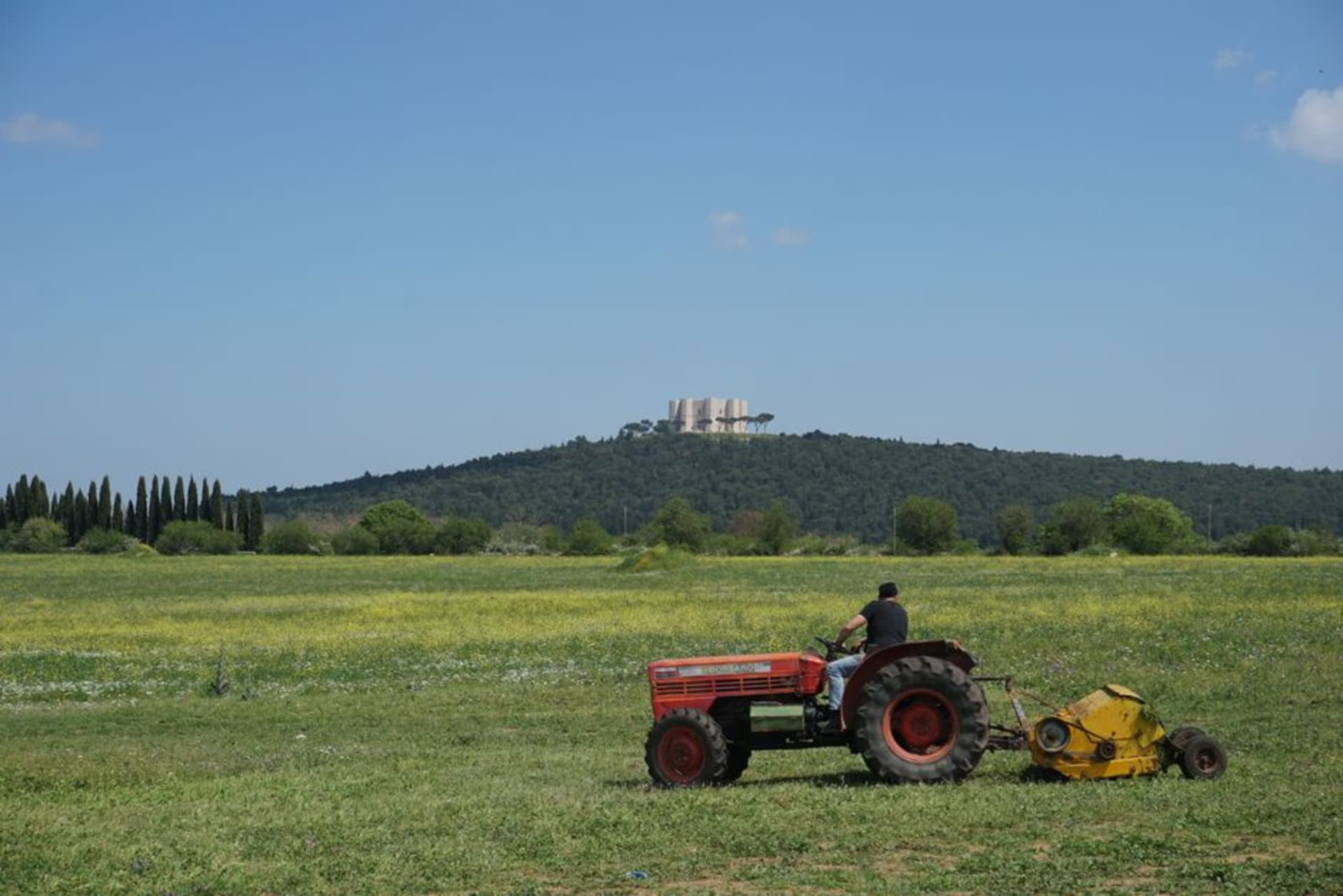La silhouette octogonale de Castel del Monte sur sa colline contre un ciel doré du soir, Pouille