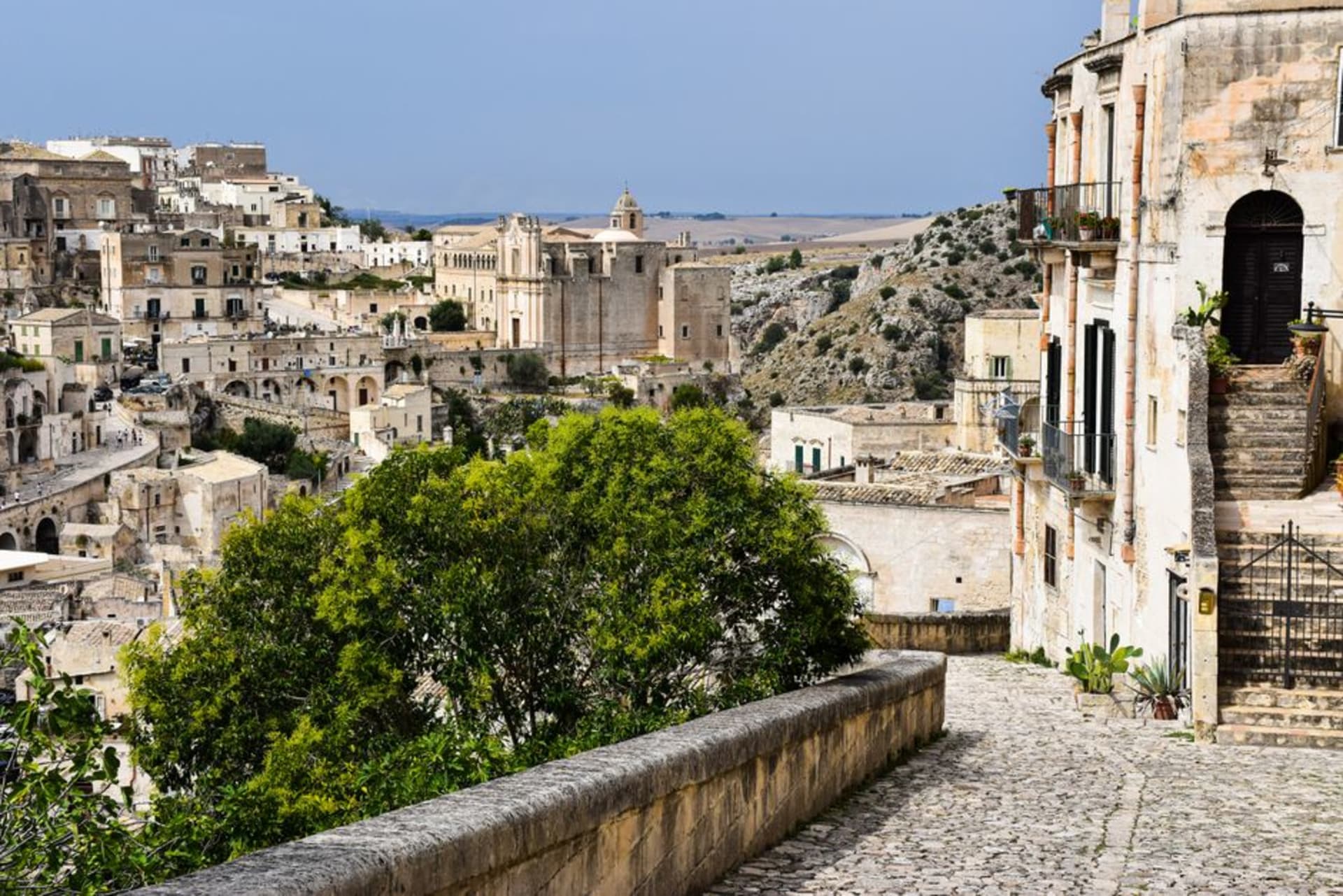 La cathédrale romane de Ruvo di Puglia avec sa rosace ornée sous un ciel bleu limpide