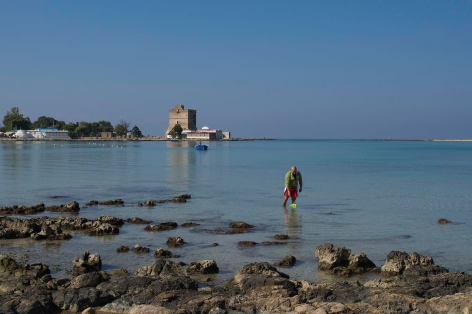 Los peñascos gemelos conocidos como las Due Sorelle en la playa de Torre dell'Orso al amanecer