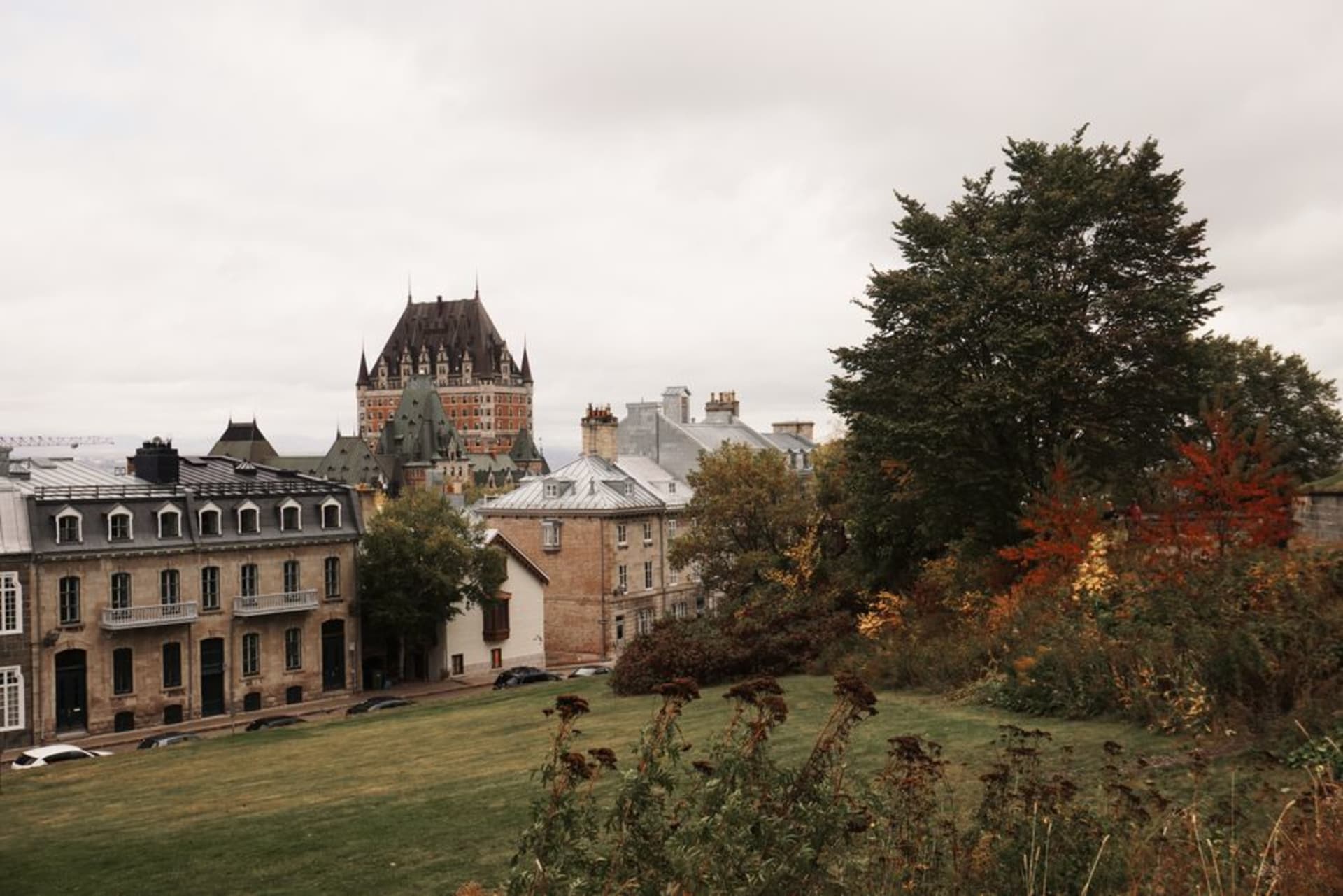 Las torretas de cobre y los tejados empinados del Château Frontenac elevándose sobre el Quebec antiguo al atardecer