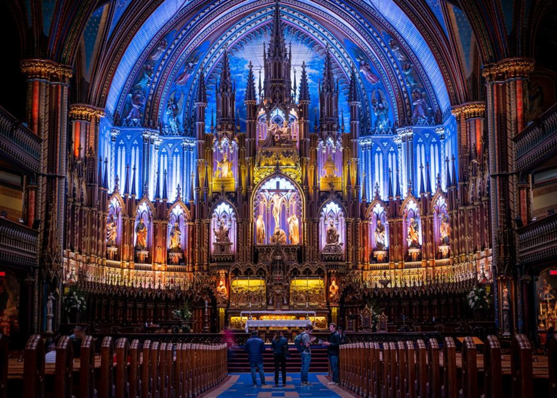 Las torres gemelas neogóticas de la Basílica de Notre-Dame elevándose sobre Place d'Armes en el Viejo Montreal