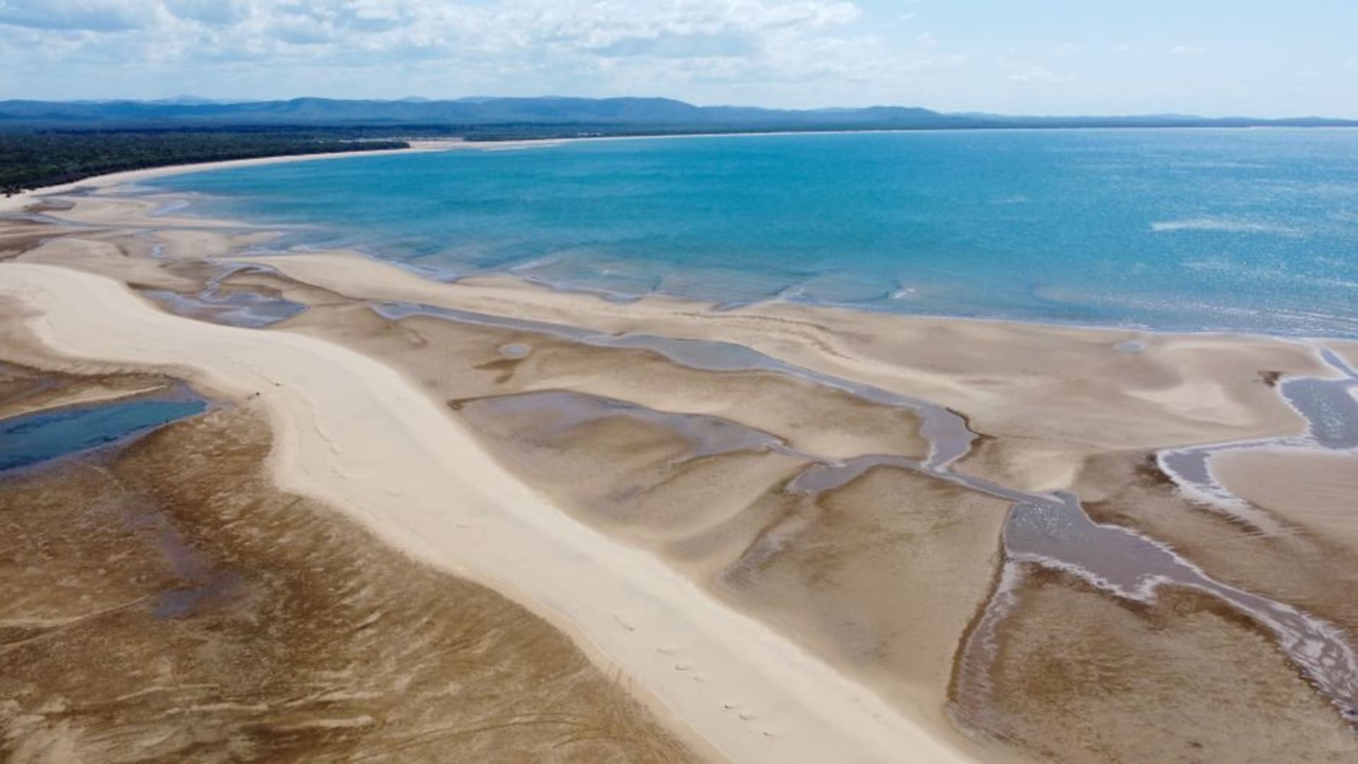 Las aguas tranquilas de Bustard Bay en Town of 1770 al atardecer, barcos amarrados cerca del promontorio