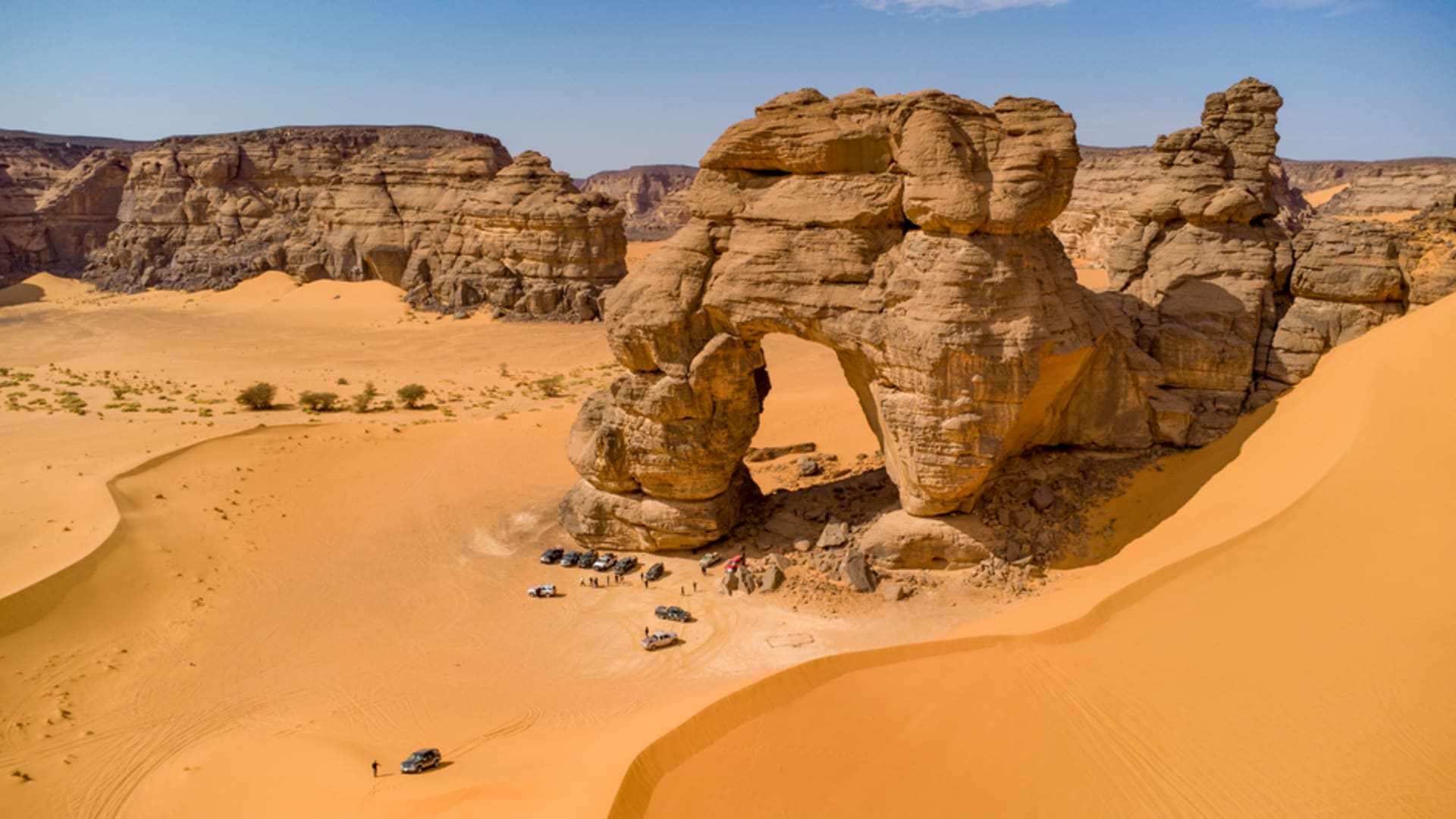 Vista amplia de la meseta de arenisca de Tassili n'Ajjer con formaciones rocosas talladas por el viento al atardecer
