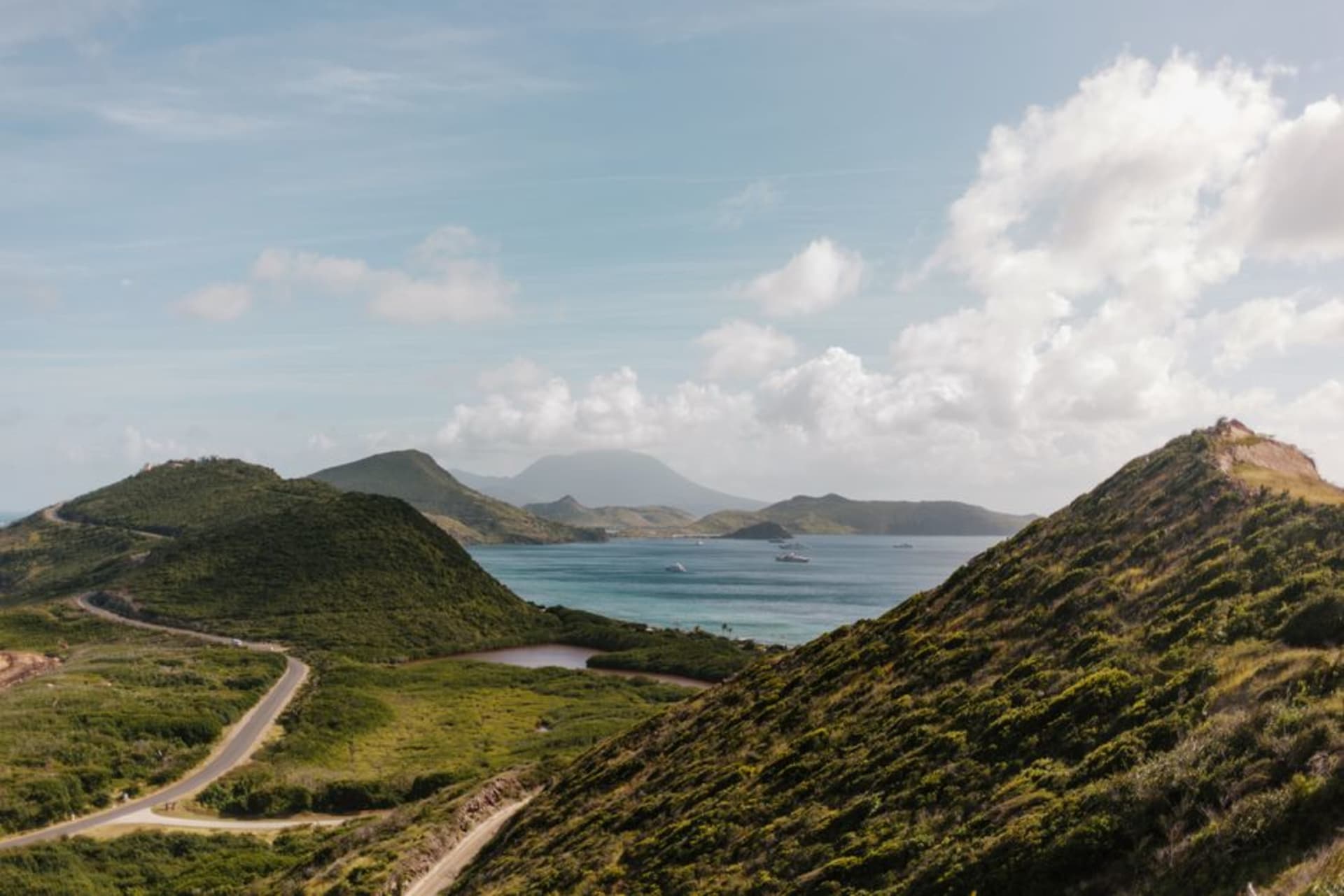 Exuberantes jardines ajardinados en el Jardín Botánico de Nevis con el Nevis Peak elevándose detrás de hileras de plantas tropicales