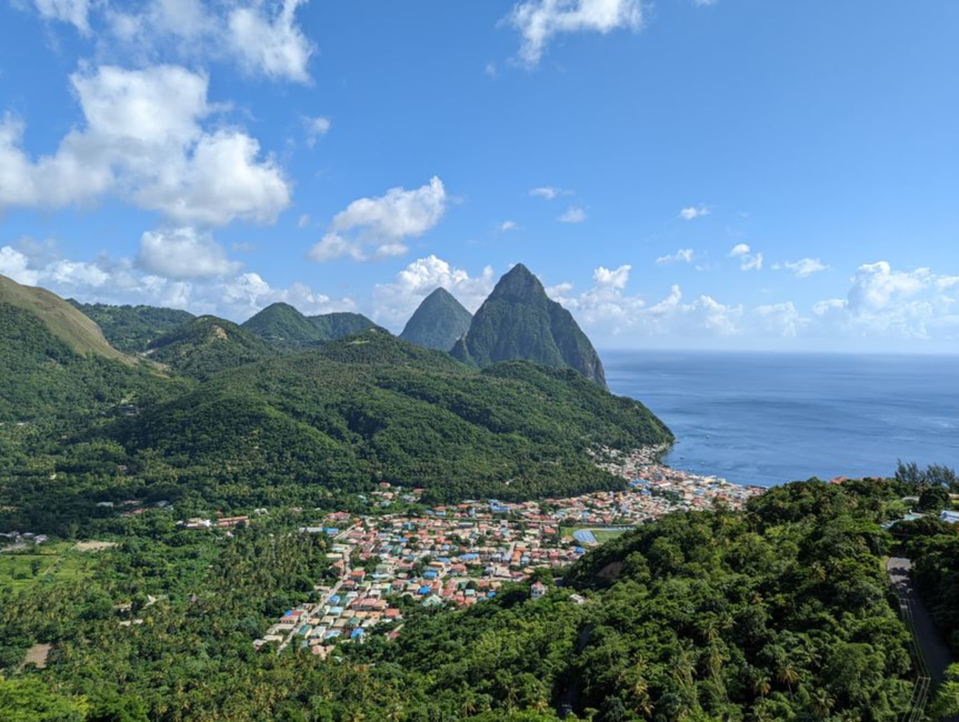 Les deux Pitons visibles depuis le point de vue du sentier naturel Tet Paul au-dessus de Soufrière, Sainte-Lucie