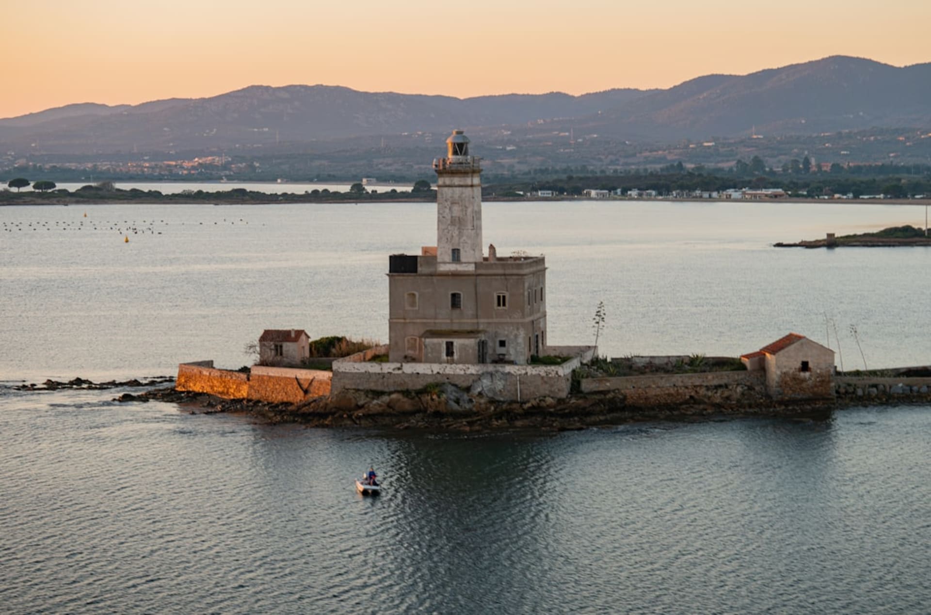 El centro histórico de Olbia con la basílica de granito de San Simplicio y calles de piedra estrechas bajo un cielo azul