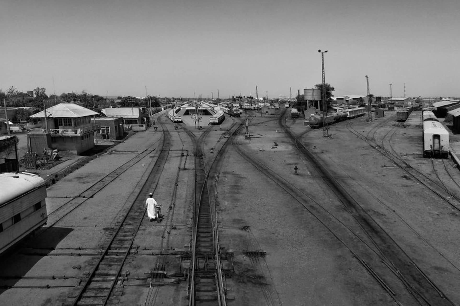 El edificio de la estación ferroviaria de la época colonial en Tambacounda, este de Senegal, bajo un cielo brumoso de estación seca
